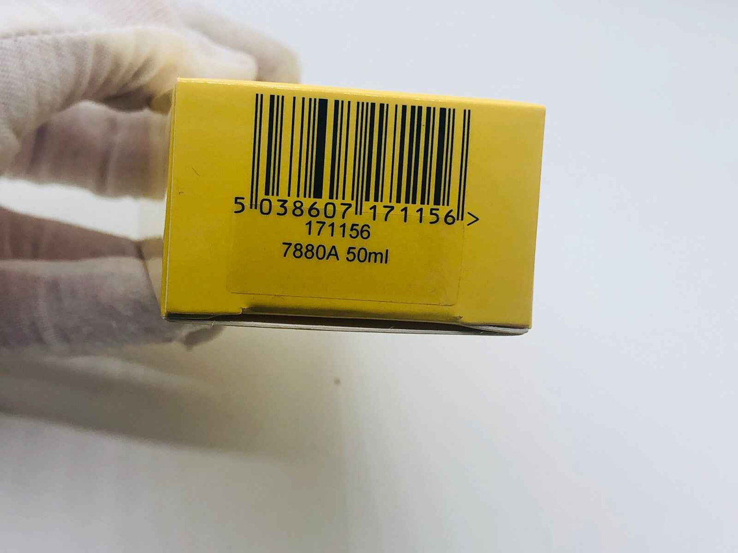 Scatola del Profumo Geo F Trumper Gft da 50ml con codice a barre su fondo giallo
