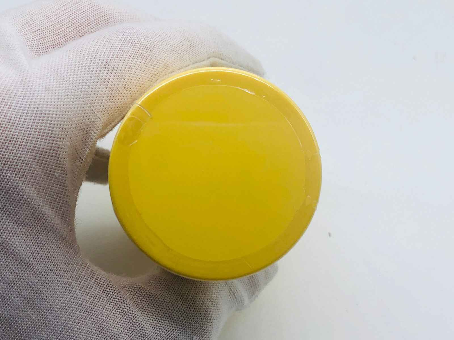 Barattolo giallo di prodotto Geo F Trumper Gft con tappo liscia e finitura lucida