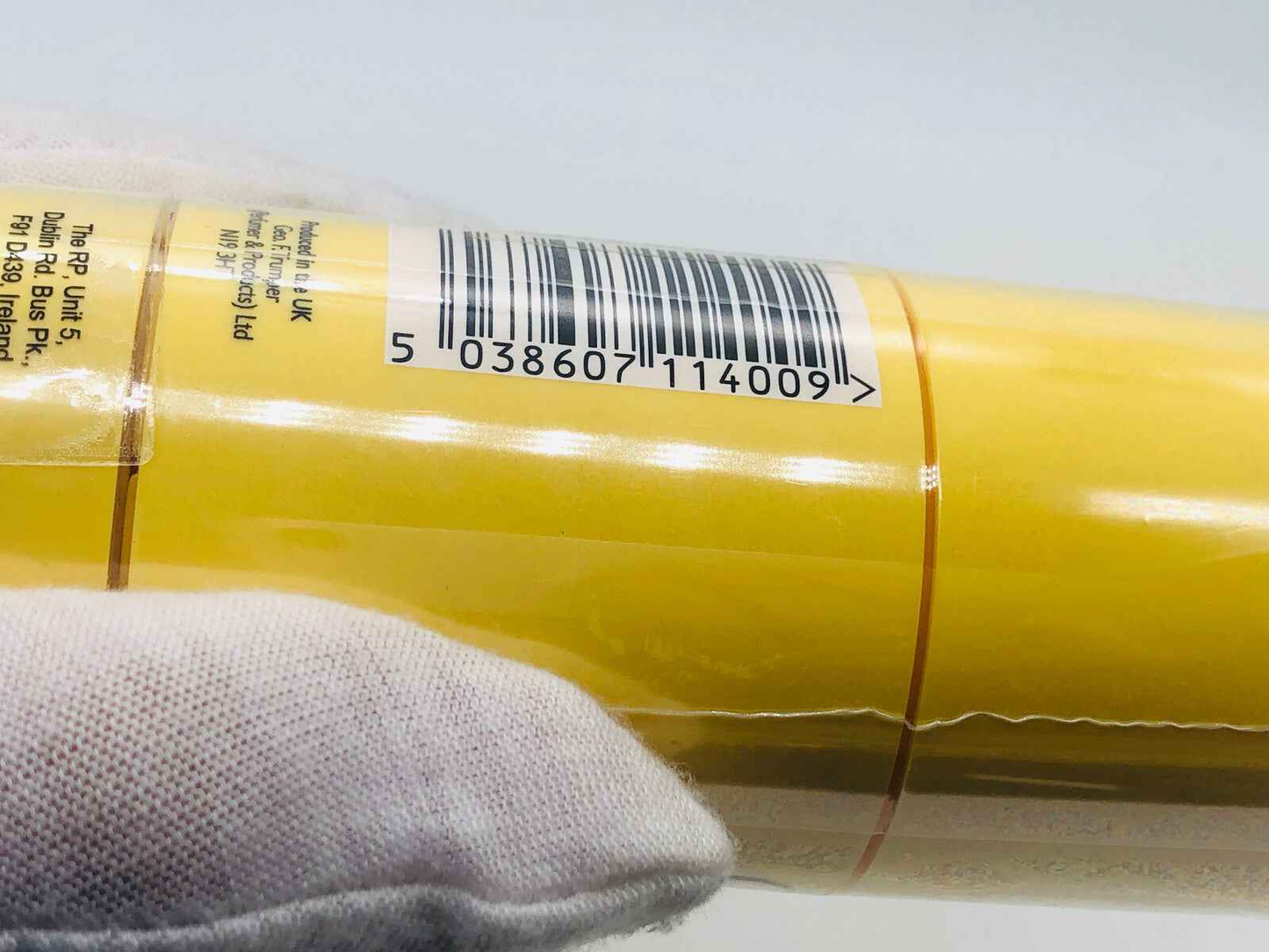 Geo F Trumper Gft. Flacone giallo di prodotti per la cura della pelle con etichetta chiara