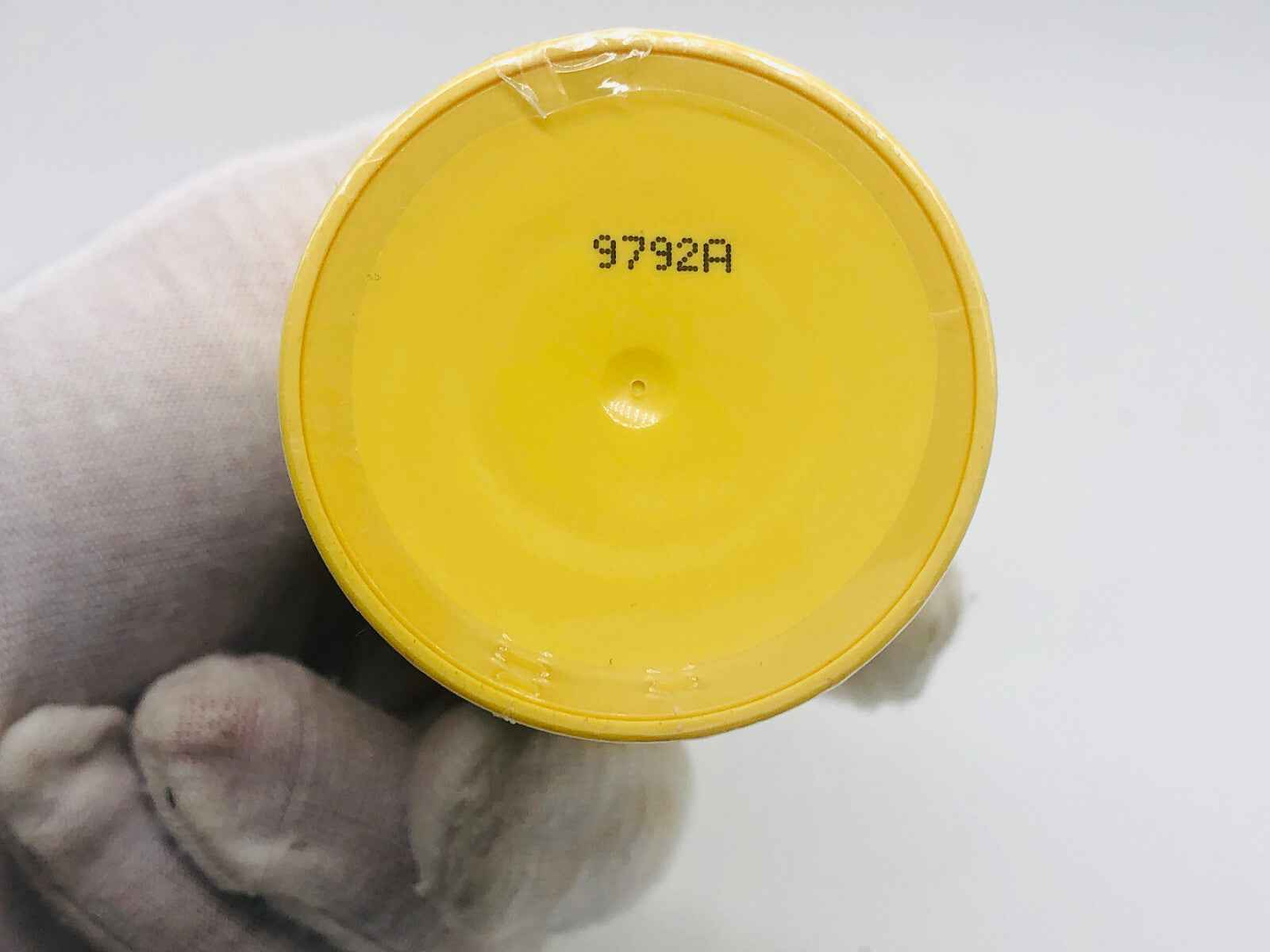 Base della crema Geo F Trumper Gft con codice identificativo su fondo giallo