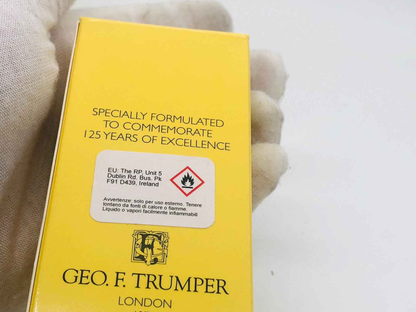 Scatola di profumo Geo F Trumper Gft con etichetta di avvertenza e design elegante