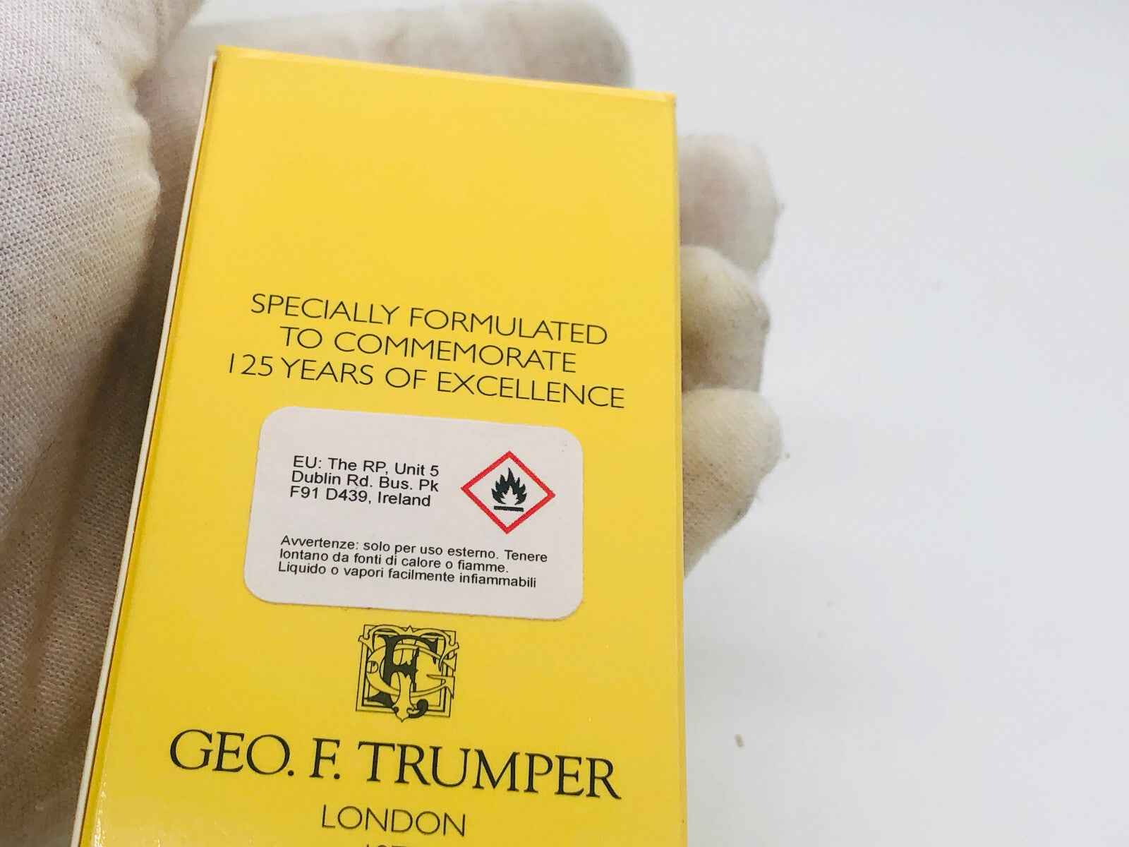 Scatola di profumo Geo F Trumper Gft con etichetta di avvertenza e design elegante