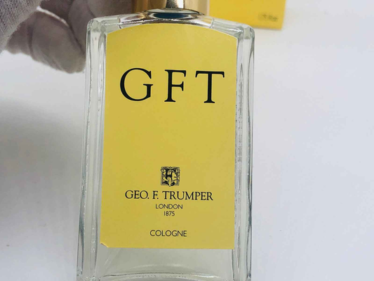 Profumo Geo F Trumper Gft in flacone trasparente con etichetta gialla e design elegante