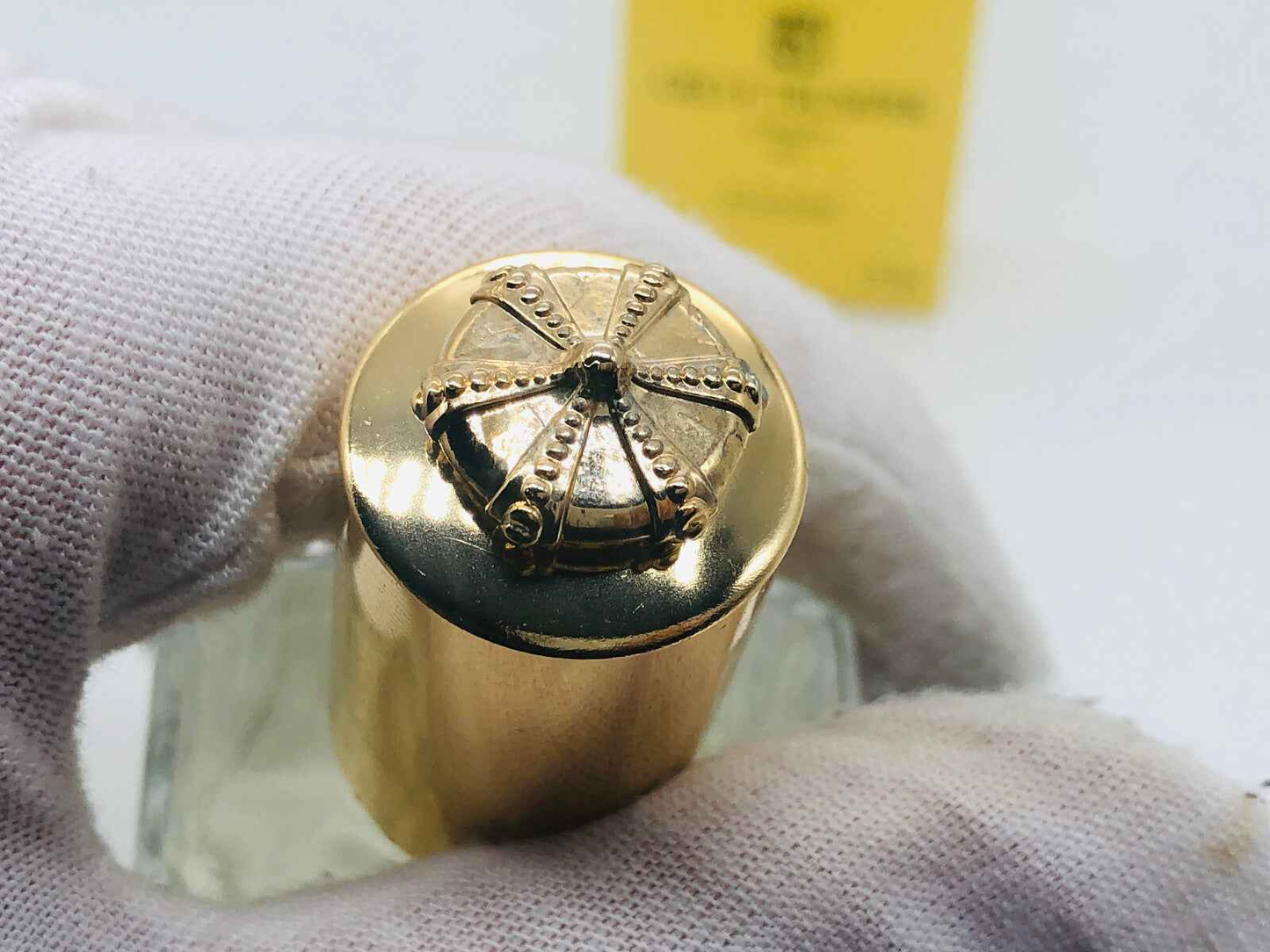 Detail of the cap of Profumo Geo F Trumper Gft with ornate design and luxurious finish