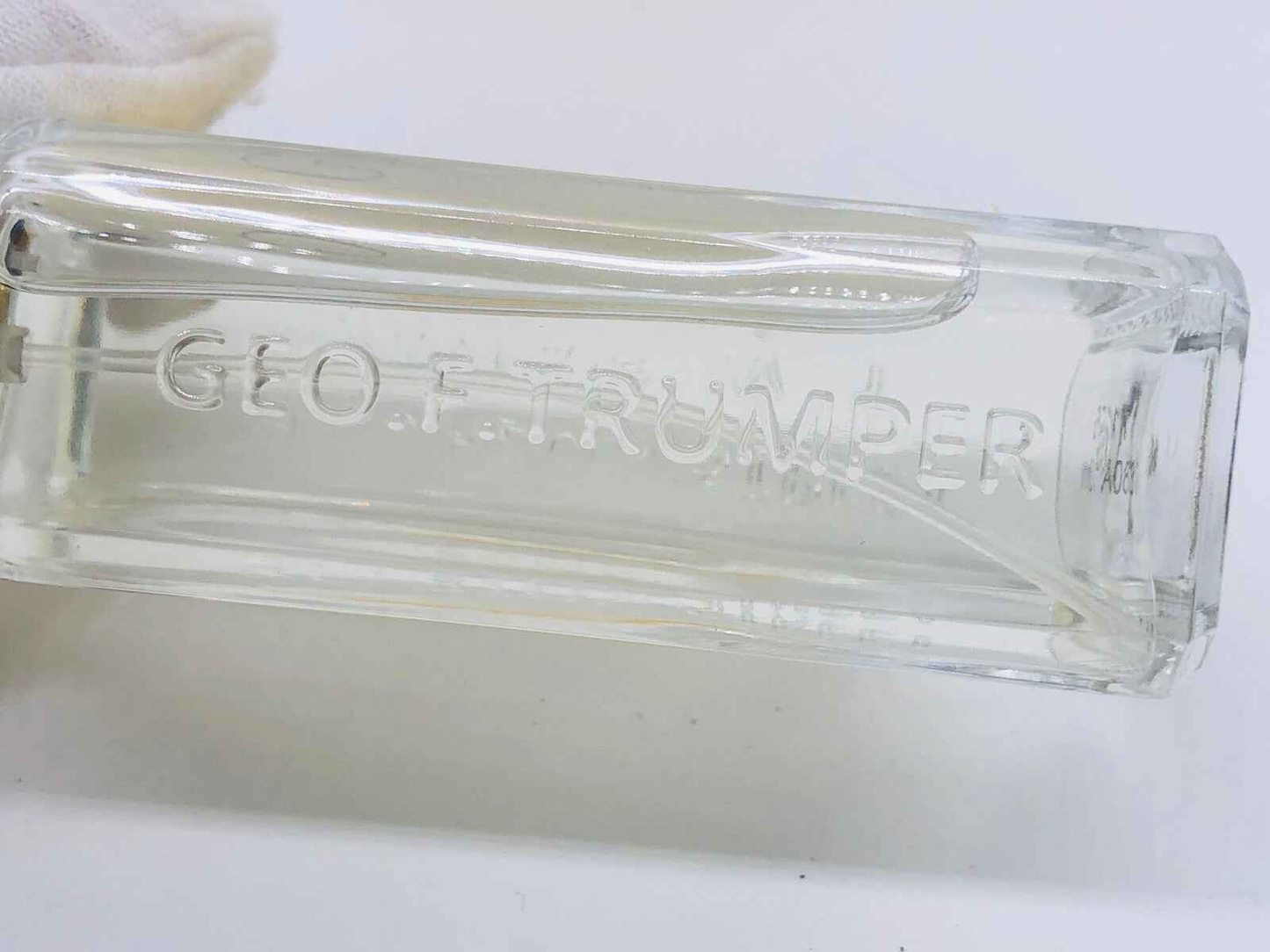 Flacone di profumo Geo F Trumper Gft con design elegante e trasparente