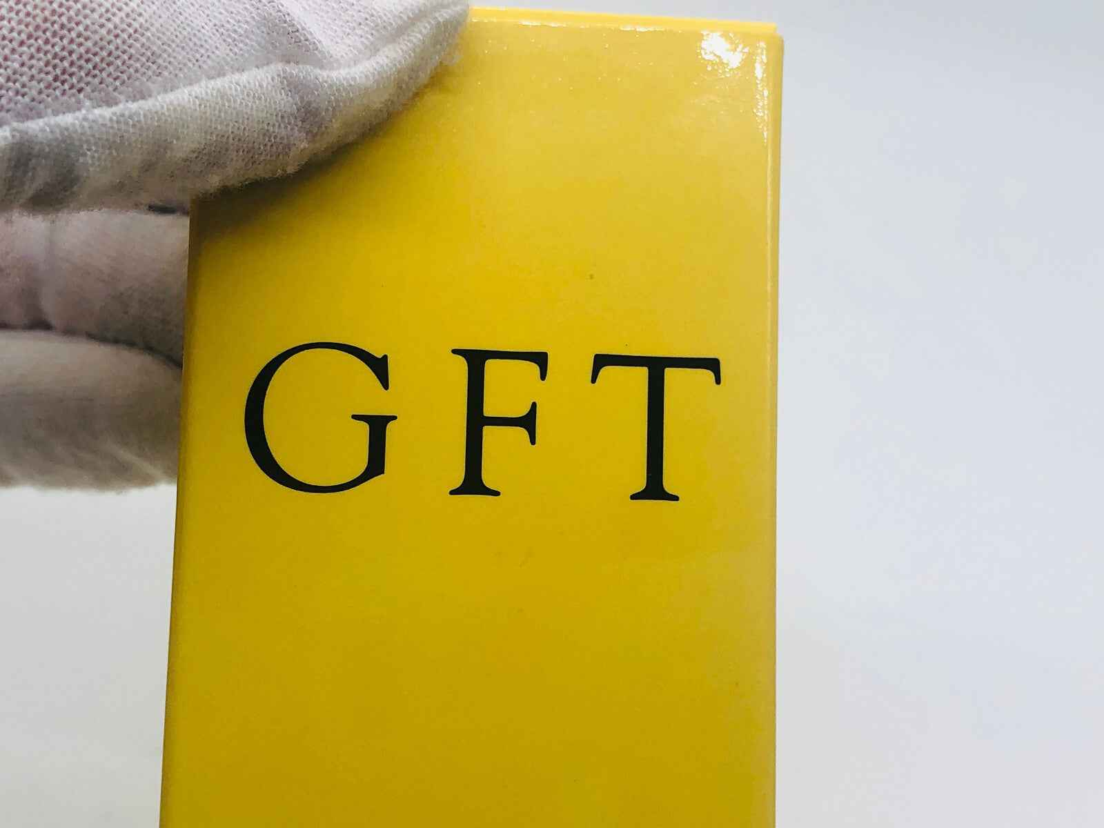 Confezione di profumo Geo F Trumper Gft con design elegante in giallo e lettere in nero