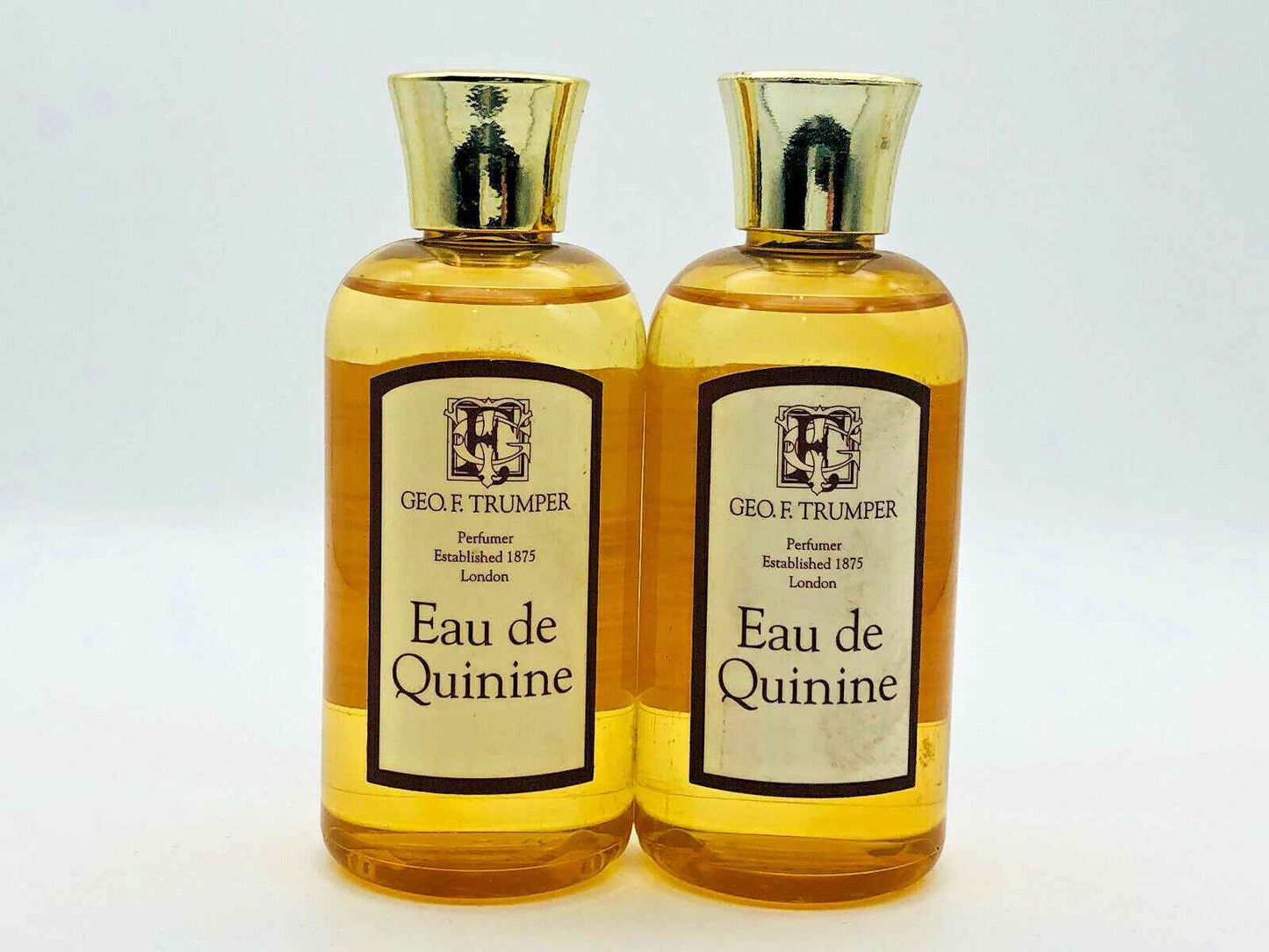Due bottiglie di Profumo Geo F Trumper Eau de Quinine con design elegante per una fragranza rinfrescante