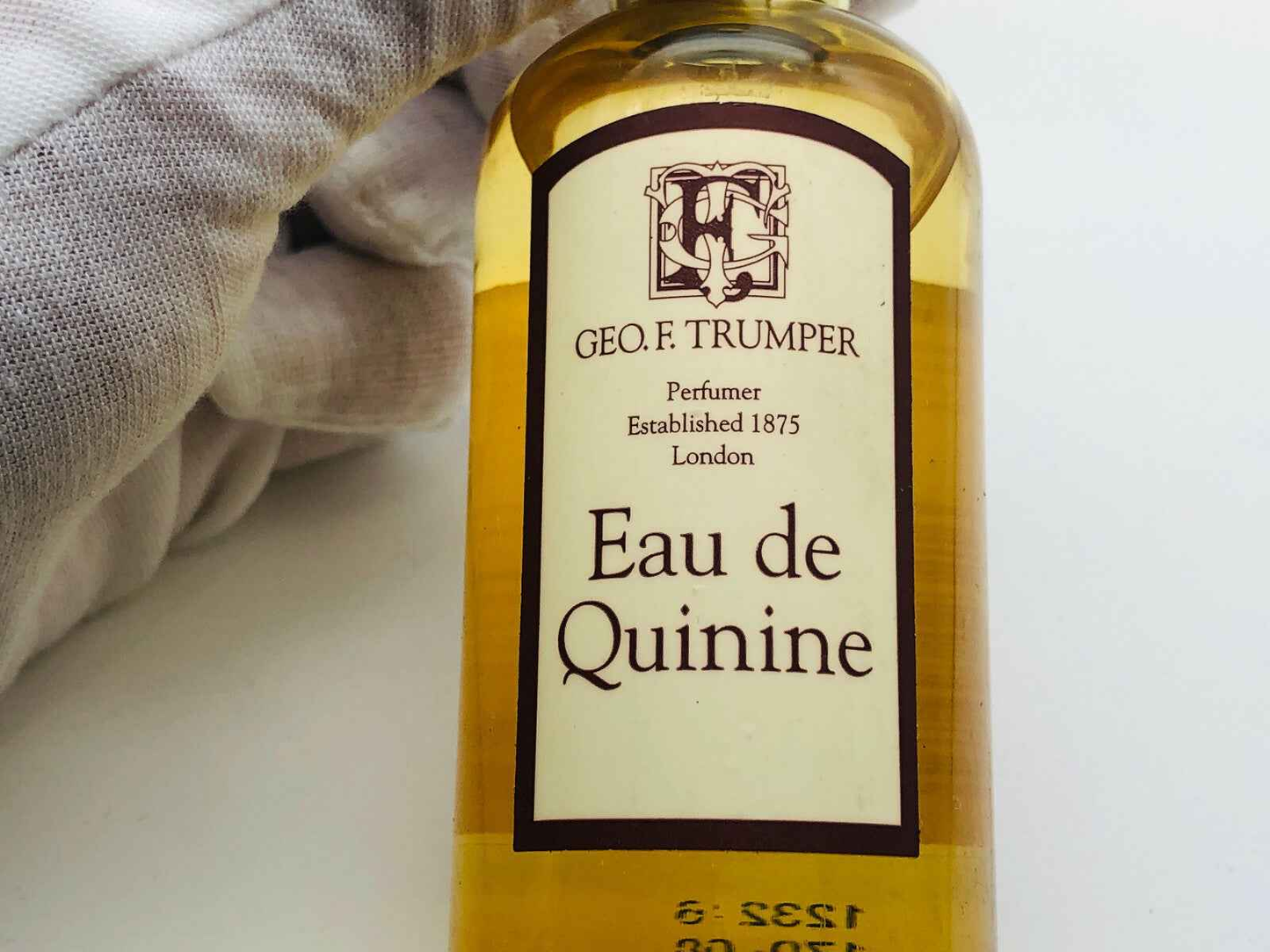 Flacone di Eau de Quinine Geo F Trumper, profumo Geo F Trumper in elegante design per un'esperienza unica