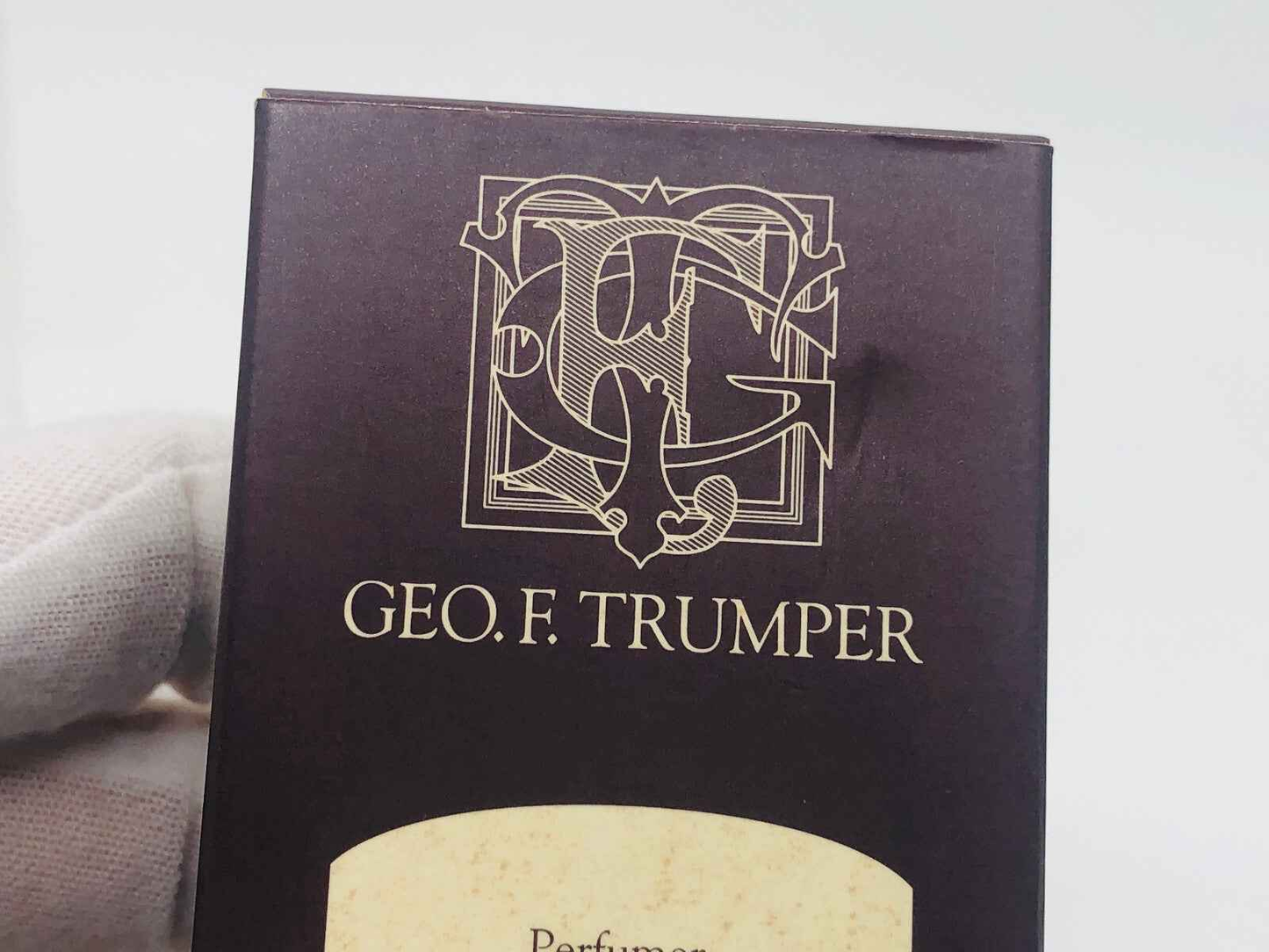 Scatola del profumo Eau De Quinine di Geo F Trumper con logo elegante e design raffinato