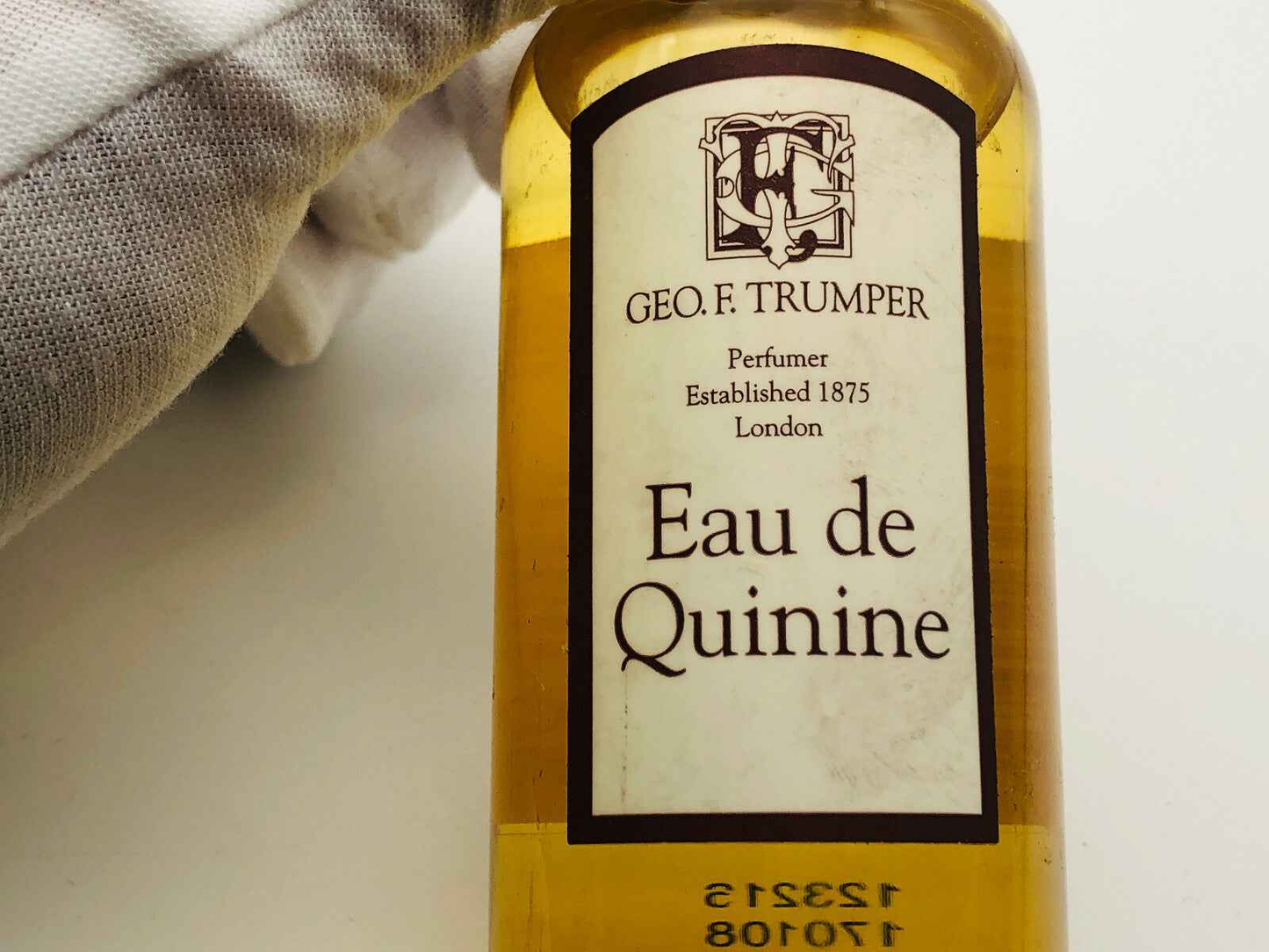 Profumo Geo F Trumper Eau de Quinine in bottiglia elegante, perfetto per uomini sofisticati