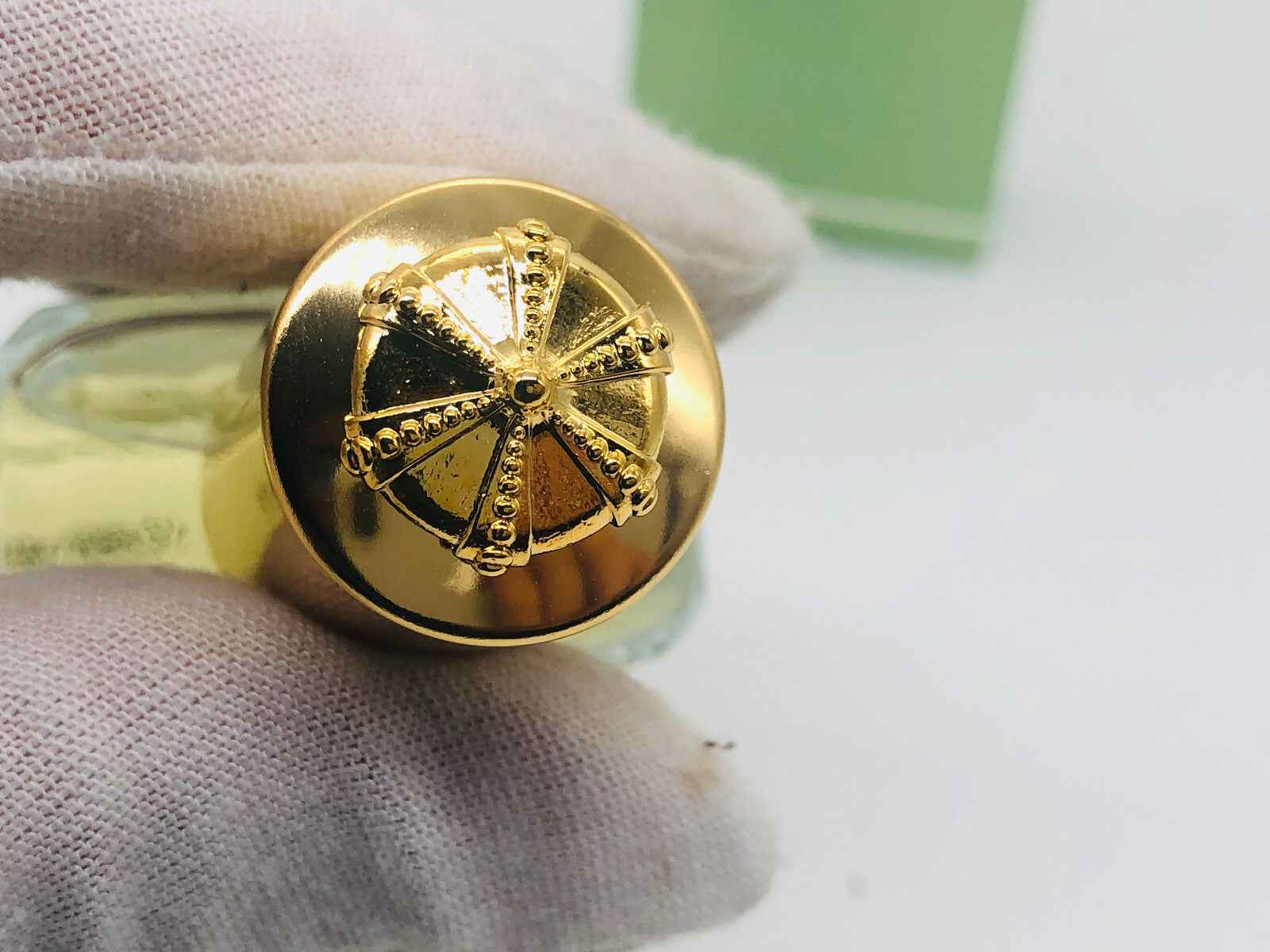 Dettaglio del tappo dorato del profumo Geo F Trumper con design elegante e sofisticato