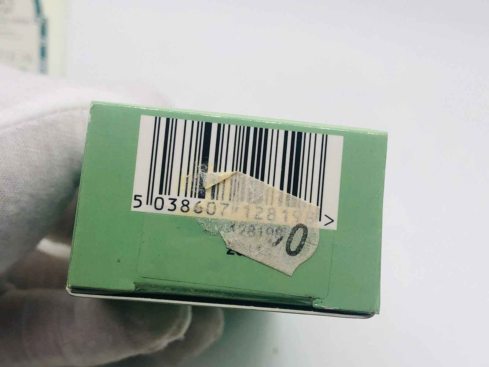 Scatola di Profumo Geo F Trumper con codice a barre visibile e etichetta di prezzo