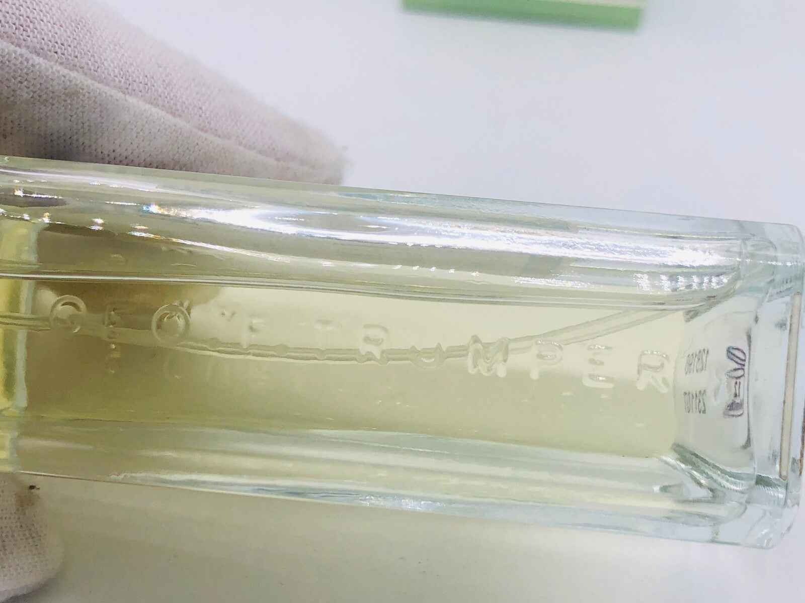 Flacone di profumo Geo F Trumper trasparente con liquidità dorata e design elegante