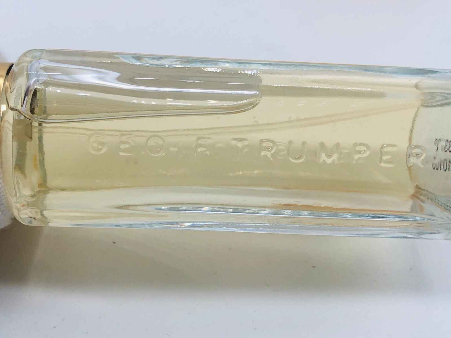 Flacone di Profumo Geo F Trumper Milk Flowers con etichetta elegante e design raffinato