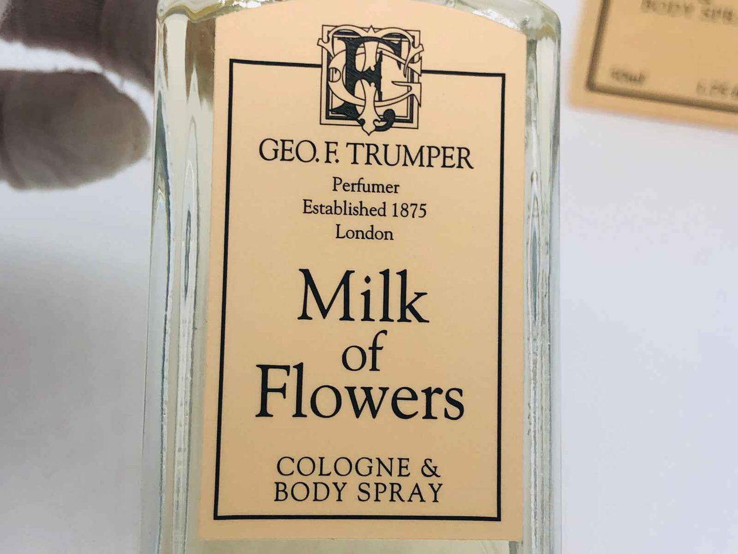 Flacone di profumo Geo F Trumper Milk Flowers con etichetta che indica cologne e body spray