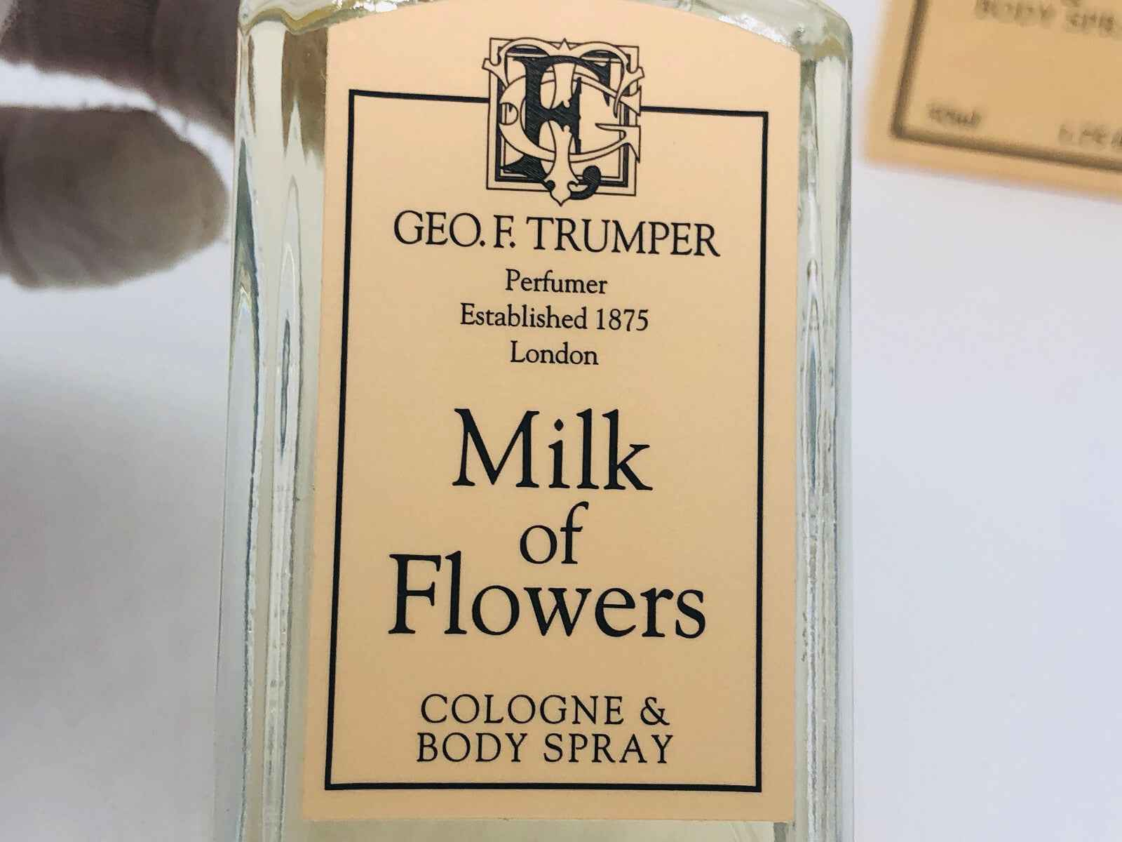 Flacone di profumo Geo F Trumper Milk Flowers con etichetta che indica cologne e body spray