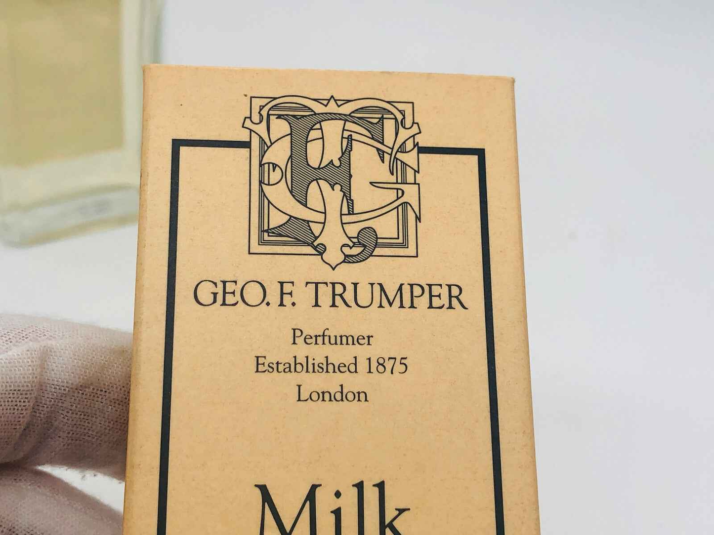 Scatola del profumo Geo F Trumper Milk Flowers con logo e dettagli storici del profumiere di Londra