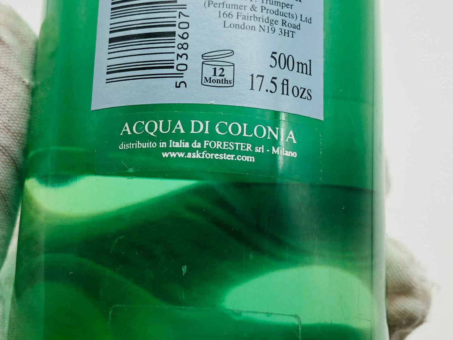 Flacone di acqua di colonia Profumo Geo F Trumper Skye da 500 ml con etichetta e colore verde