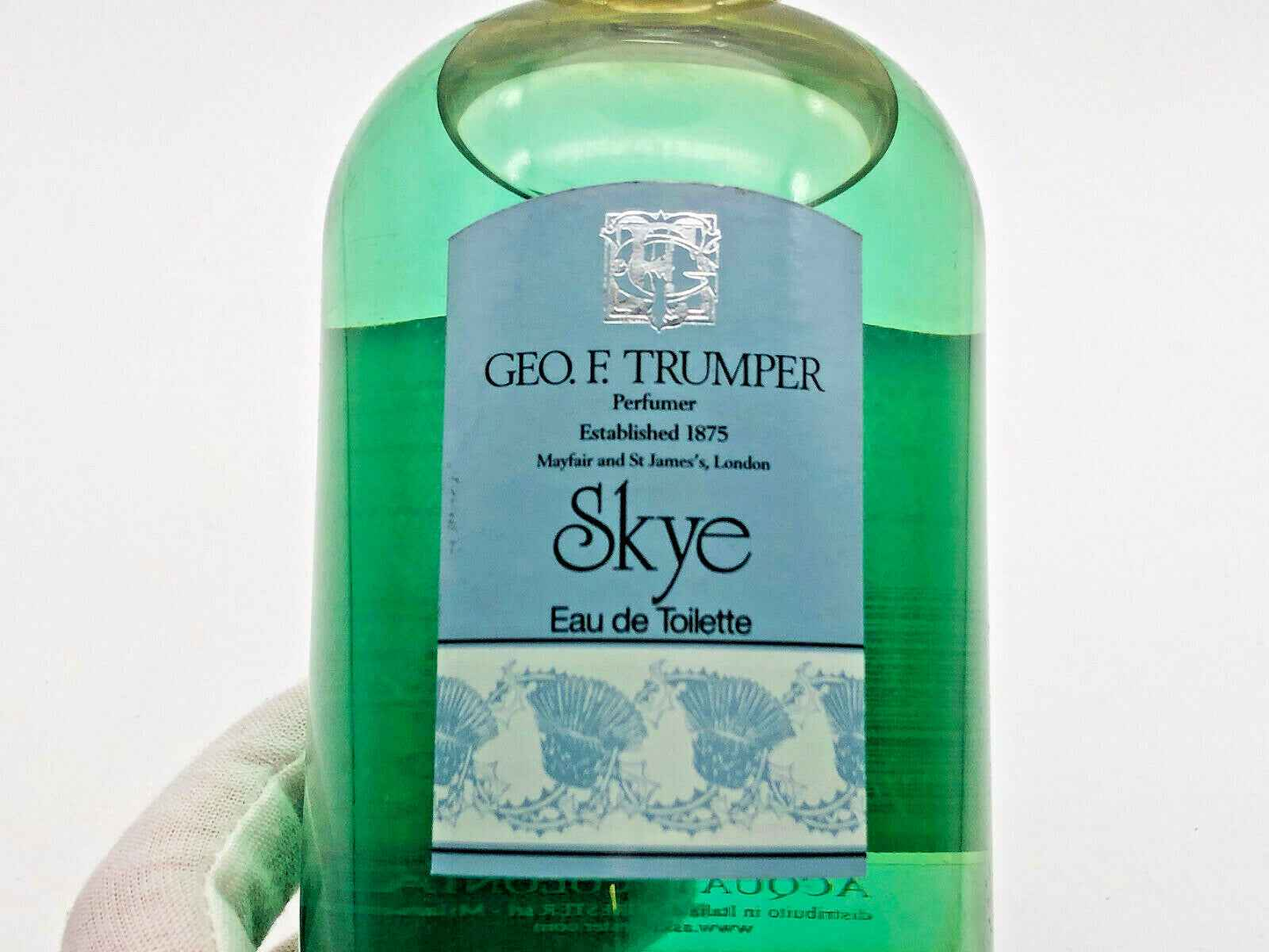 Flacone di profumo Geo F Trumper Skye in vetro verde con etichetta elegante per l'eau de toilette