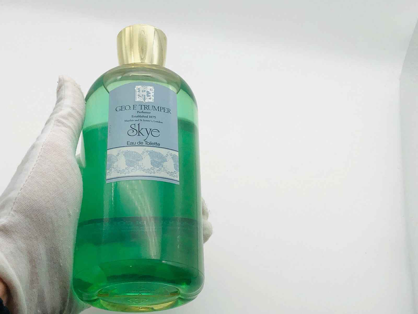 Flacone di profumo Geo F Trumper Skye in vetro verde con etichetta elegante e tappo dorato