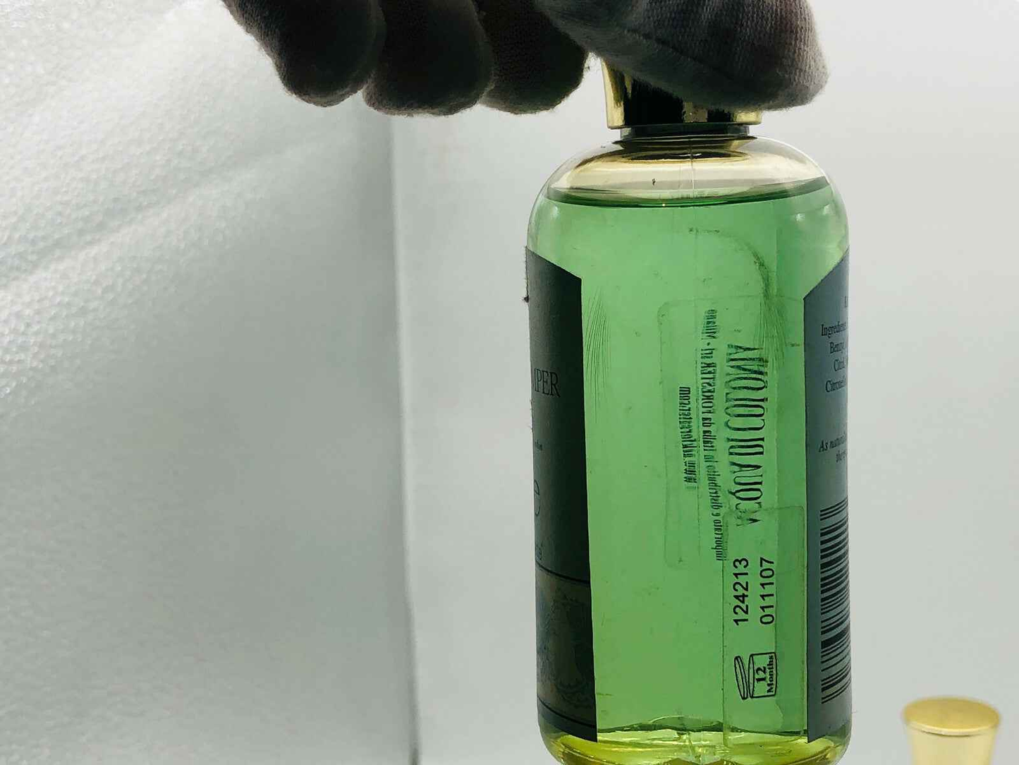 Flacone di Geo F Trumper Skye con liquido verde trasparente per la cura della pelle