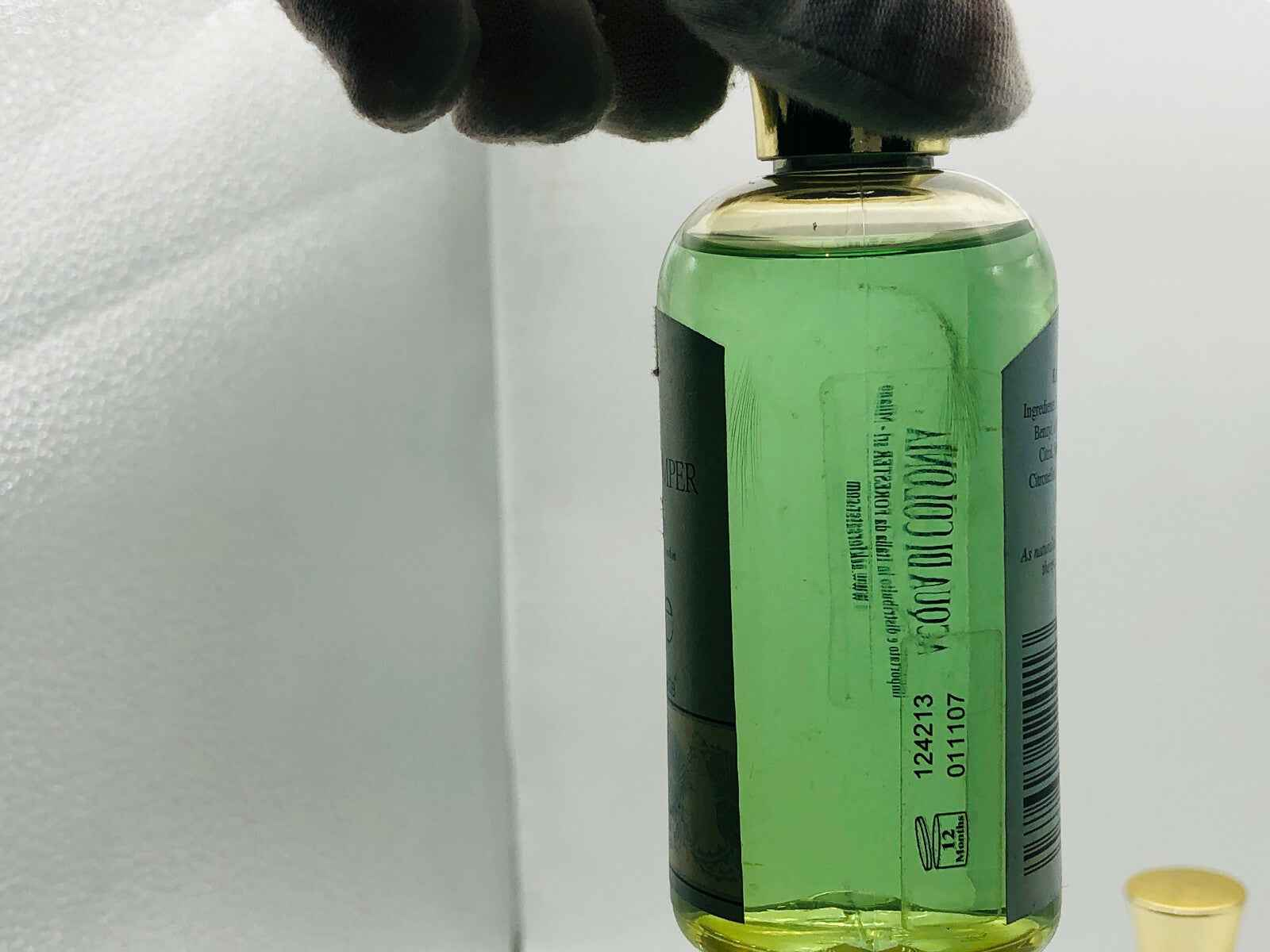 Flacone di Geo F Trumper Skye con liquido verde trasparente per la cura della pelle
