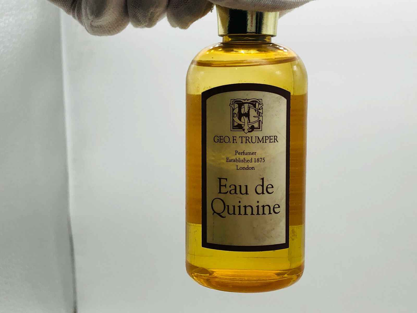 Flacone di Trumper Eau De Quinine in vetro con etichetta elegante, noto profumo maschile