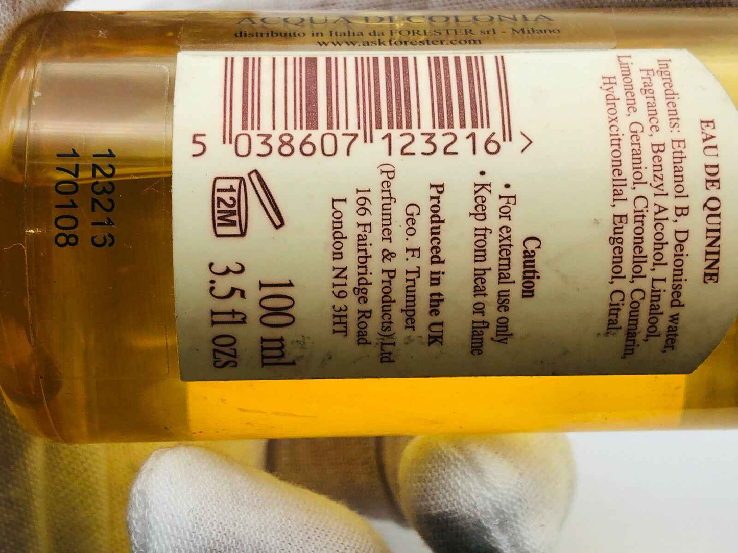 Flacone di Trumper Eau De Quinine da 100 ml con etichetta dettagliata e colonna aromatica