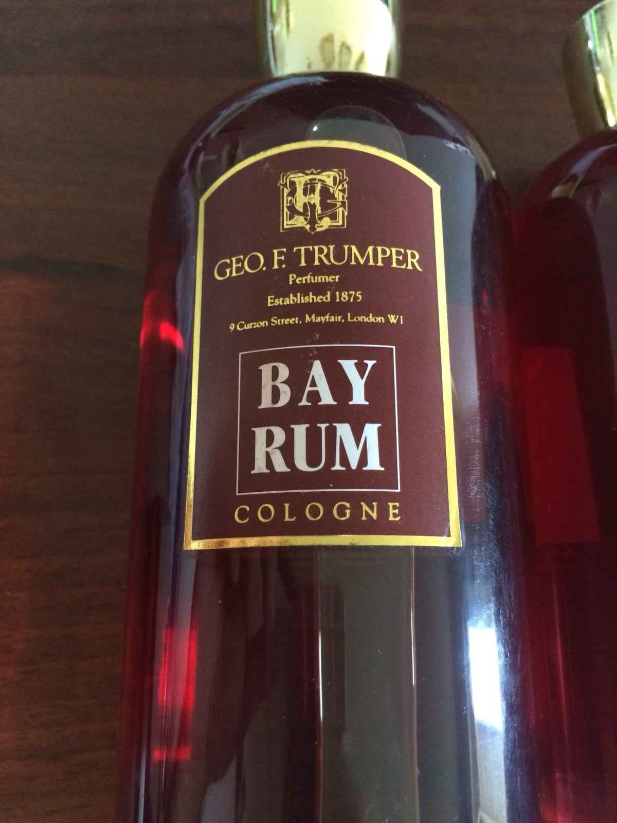 Flacone di Trumper Profumo Bay Rum con etichetta elegante e design classico per uomini