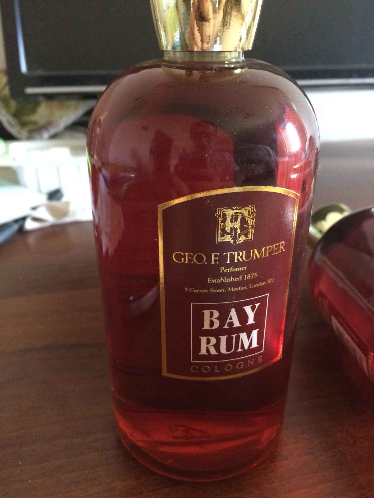 Flacone di Trumper Profumo Bay Rum con etichetta rossa, perfetto per chi ama le fragranze esotiche