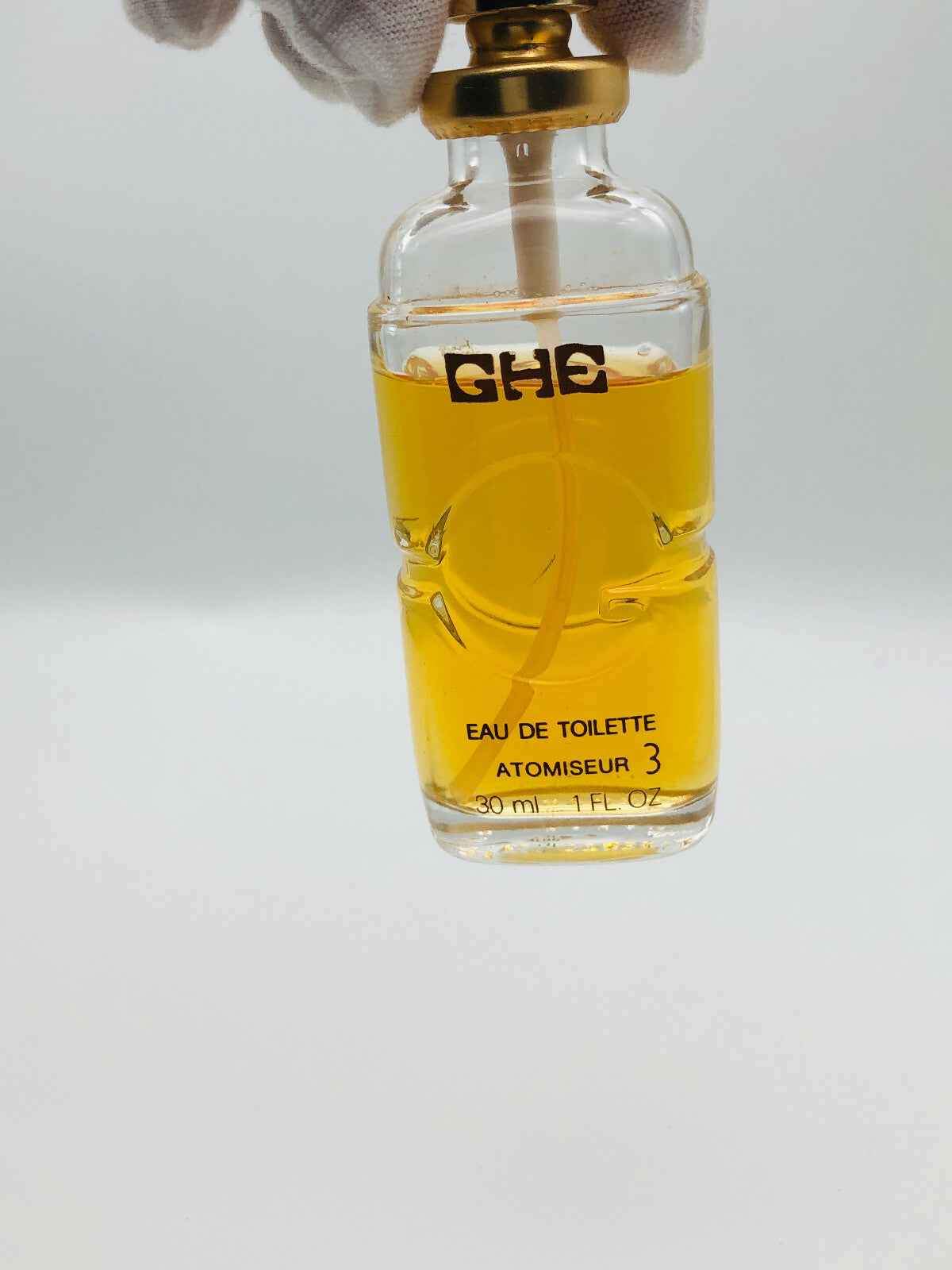 Flacone di profumo Gherardini Ghe Vintage da 30 ml in un design elegante con un liquido dorato