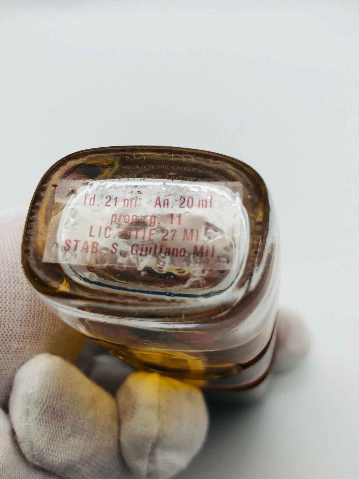 Bottiglia del profumo Gherardini Ghe Vintage da 21 ml con etichetta dettagliata sul fondo