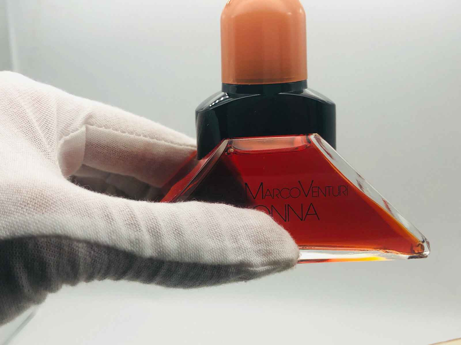 Flacone di profumo Gian Marco Venturi Vintage con ergonomia elegante e tonalità calde