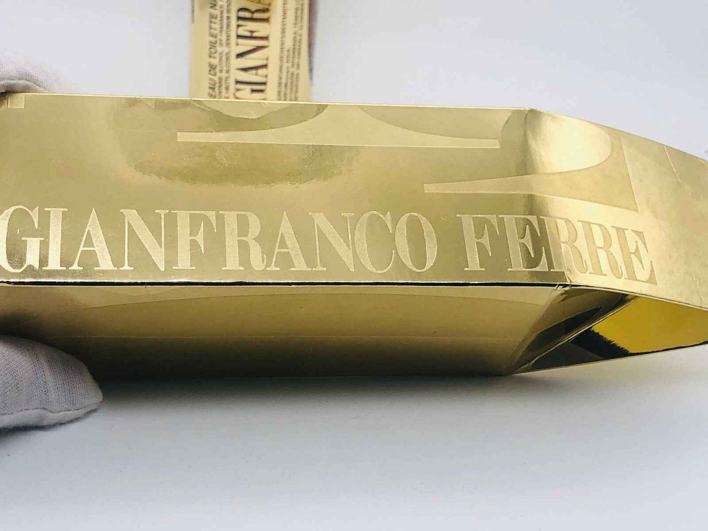 Confezione del profumo Gff Uomo Vintage di Gianfranco Ferre con riflessi dorati eleganti