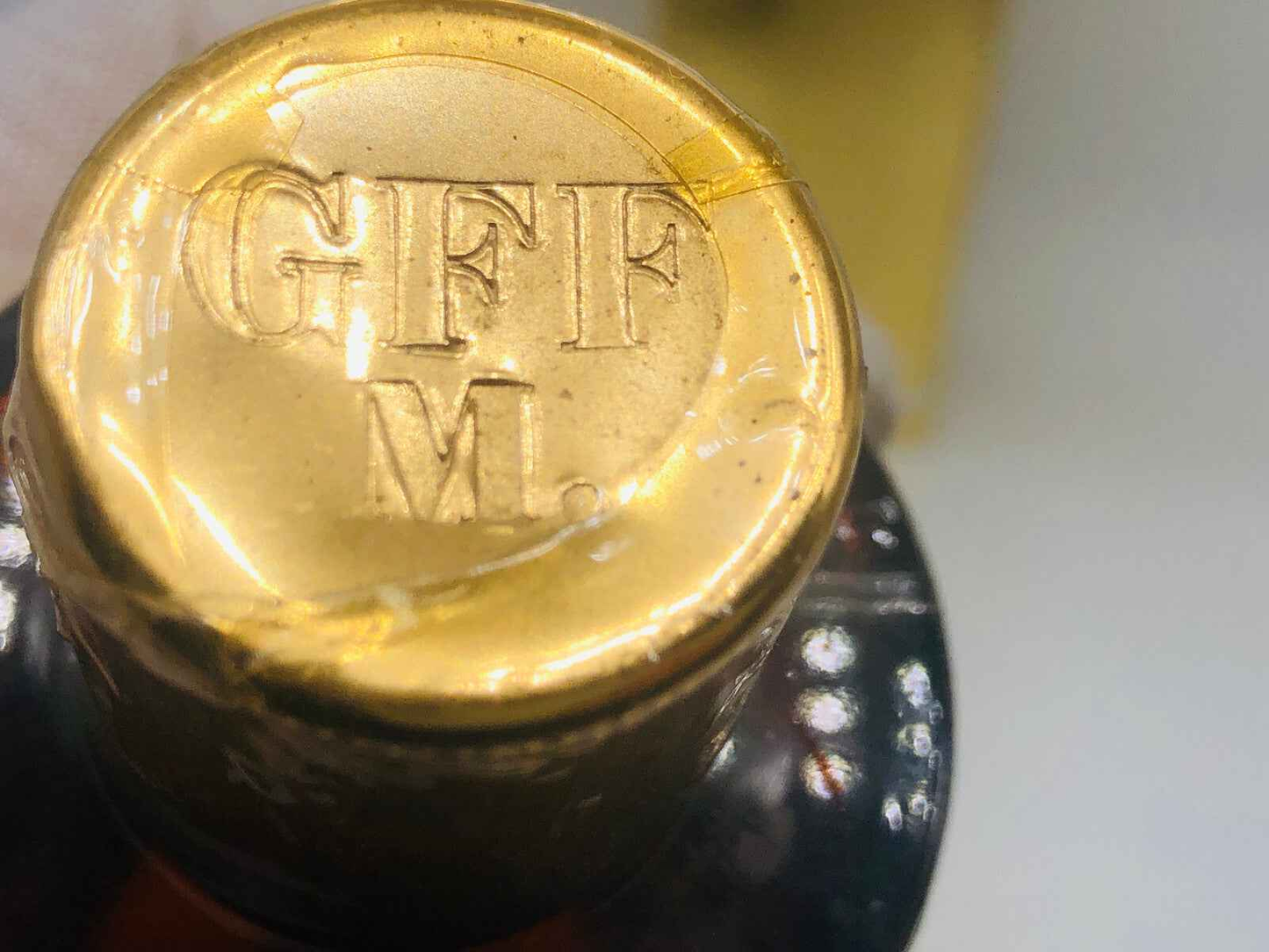 Tappo di profumo Gff Uomo Vintage con incisioni dorate e design elegante