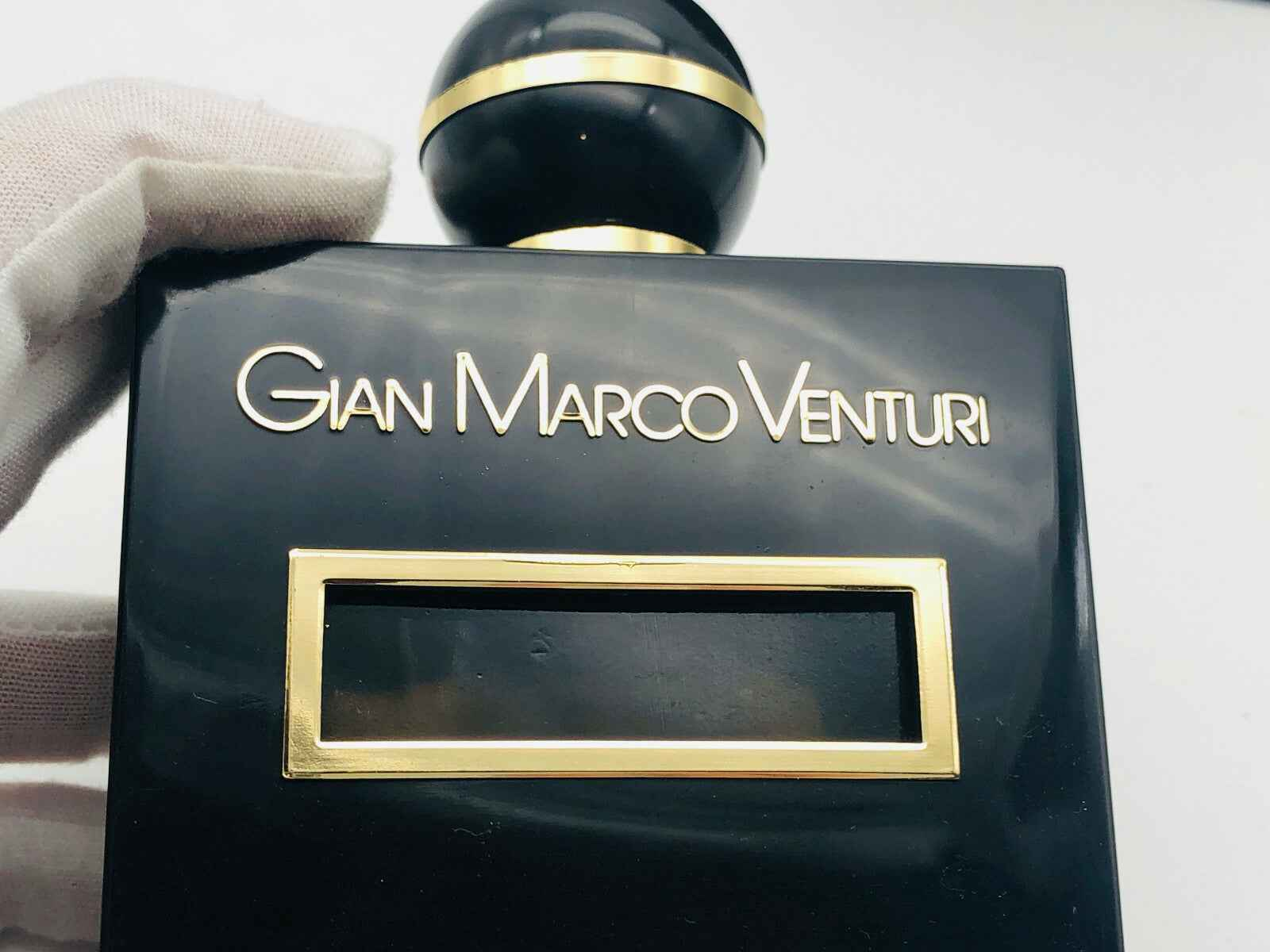 Flacone di profumo Gianmarco Venturi Donna Vintage in elegante design nero con dettagli dorati