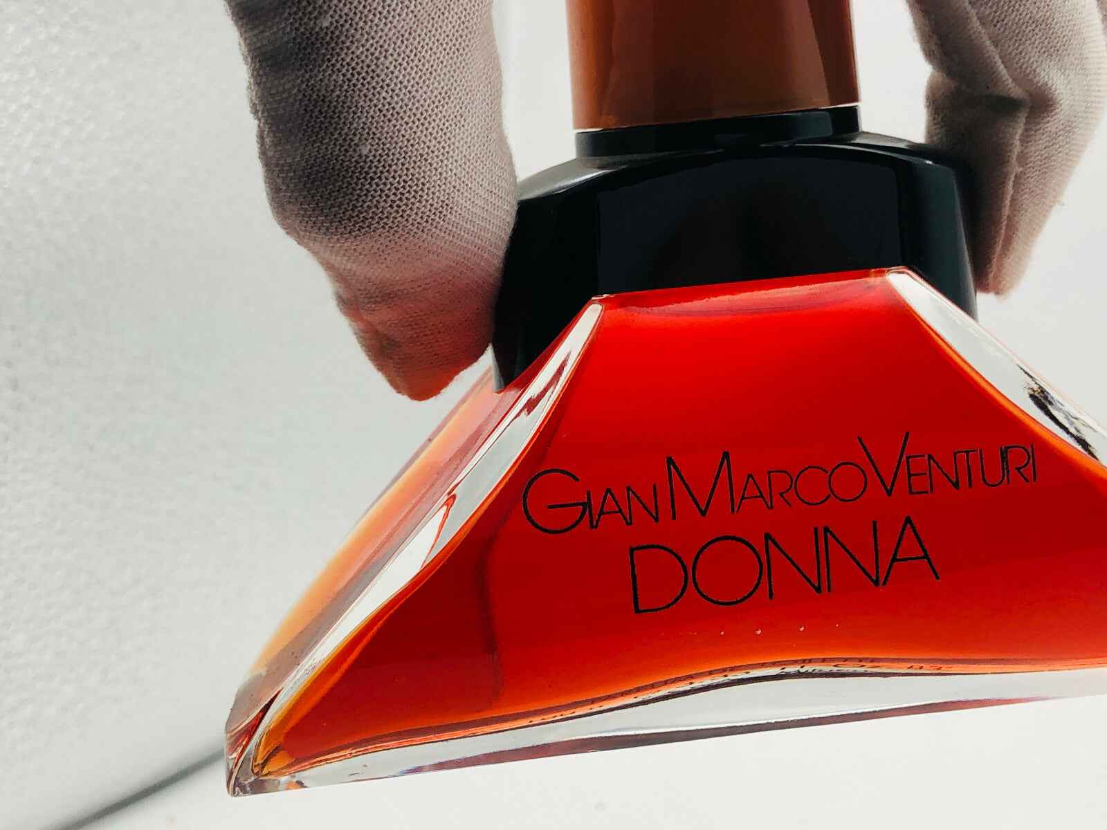 Flacone di profumo Gianmarco Venturi Donna Vintage con design elegante e tonalità rosse accattivanti