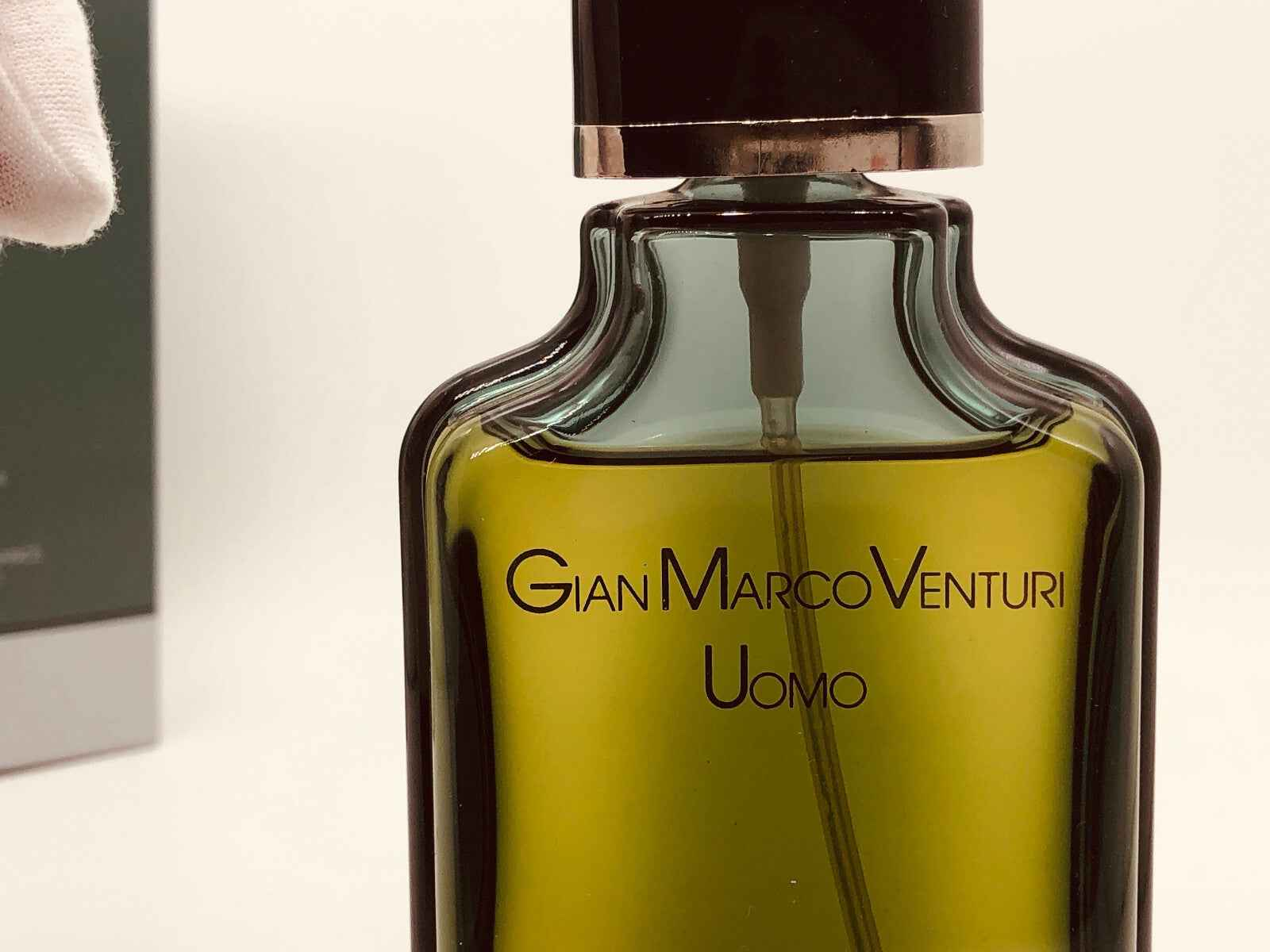 Flacone di profumo GianMarco Venturi Uomo con etichetta elegante e design raffinato