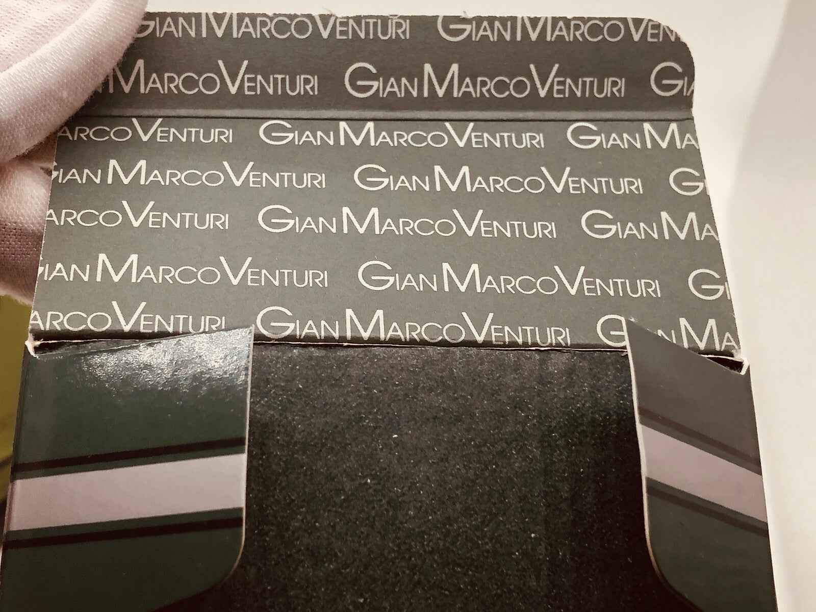 Confezione interna del profumo GianMarco Venturi Uomo con logo elegante e design moderno