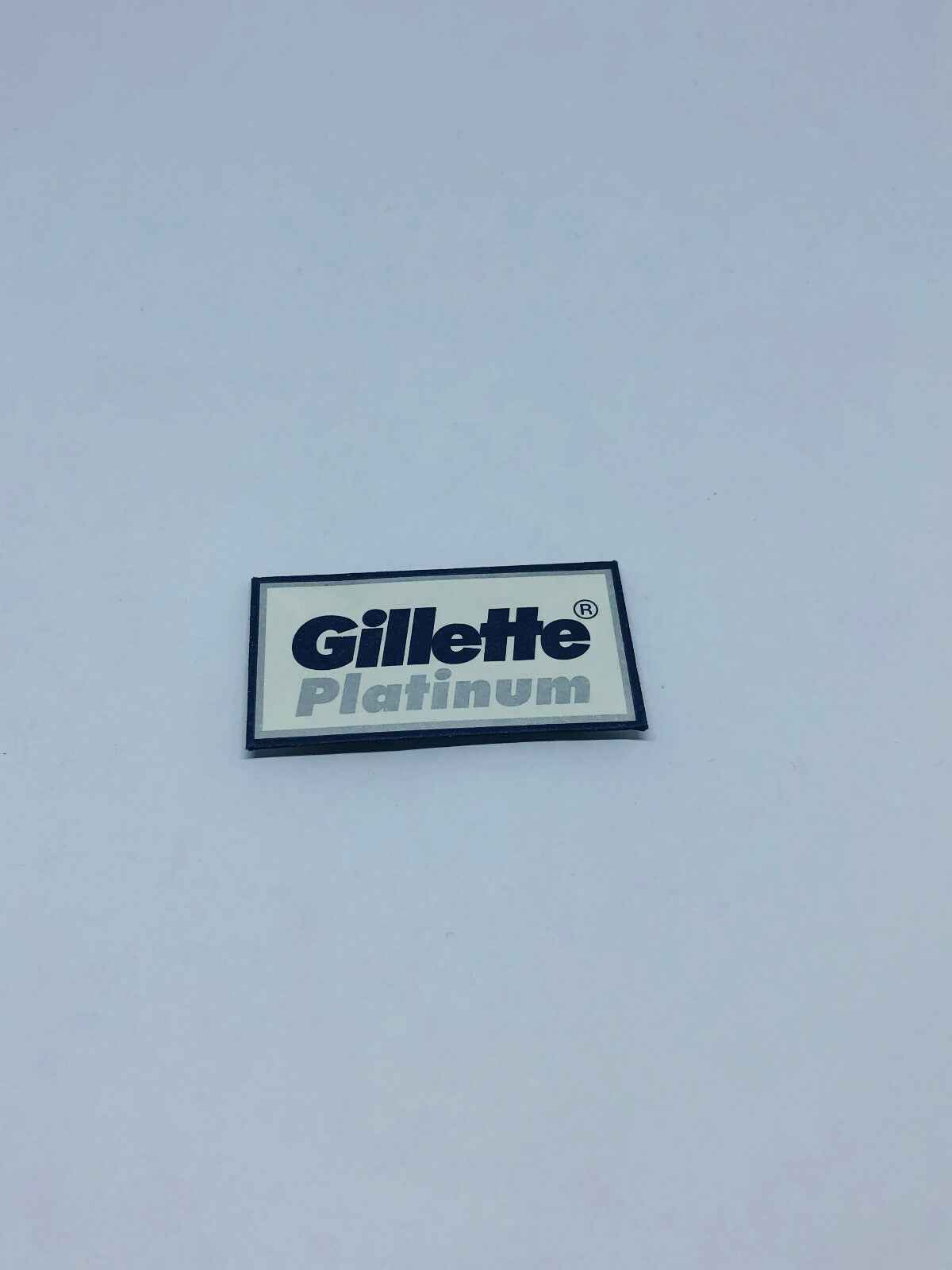 Ritaglio di Gillette Platinum Lamette su sfondo bianco, ideale per una rasatura precisa