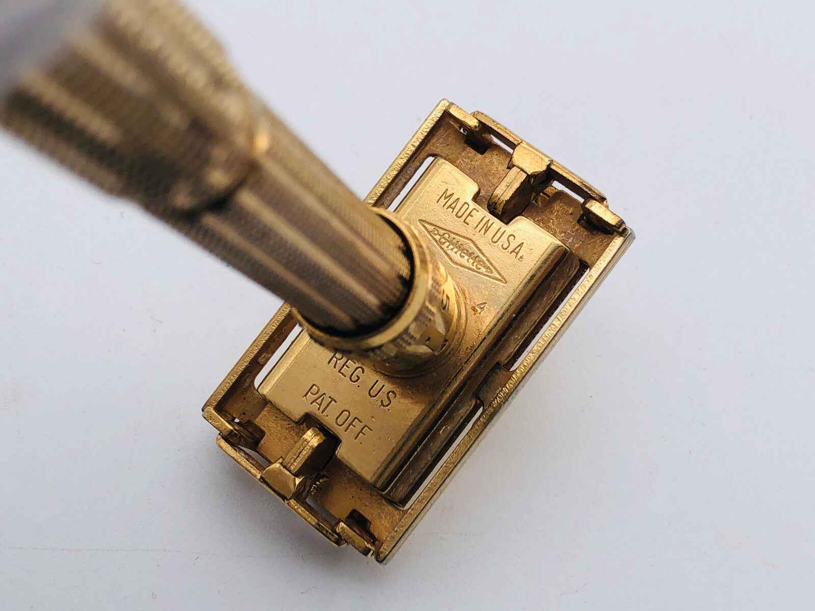 Dettaglio del Rasoio Gillette Aristocrat in ottone con meccanismo di chiusura e logo Made in USA