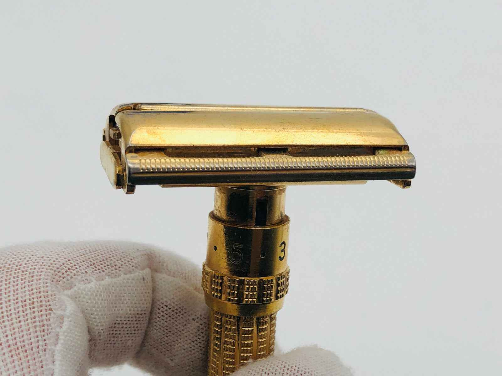 Rasoio Gillette Aristocrat in dorato con costruzione di alta qualità per una rasatura impeccabile