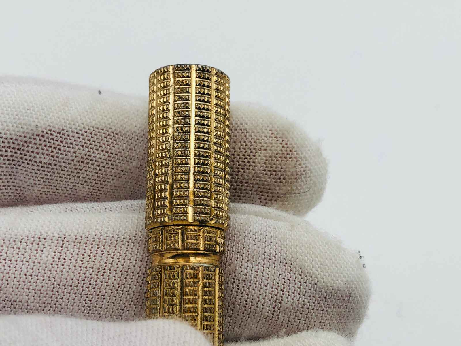 Rasoio Gillette Aristocrat in oro con dettagli incisi, perfetto per una rasatura elegante