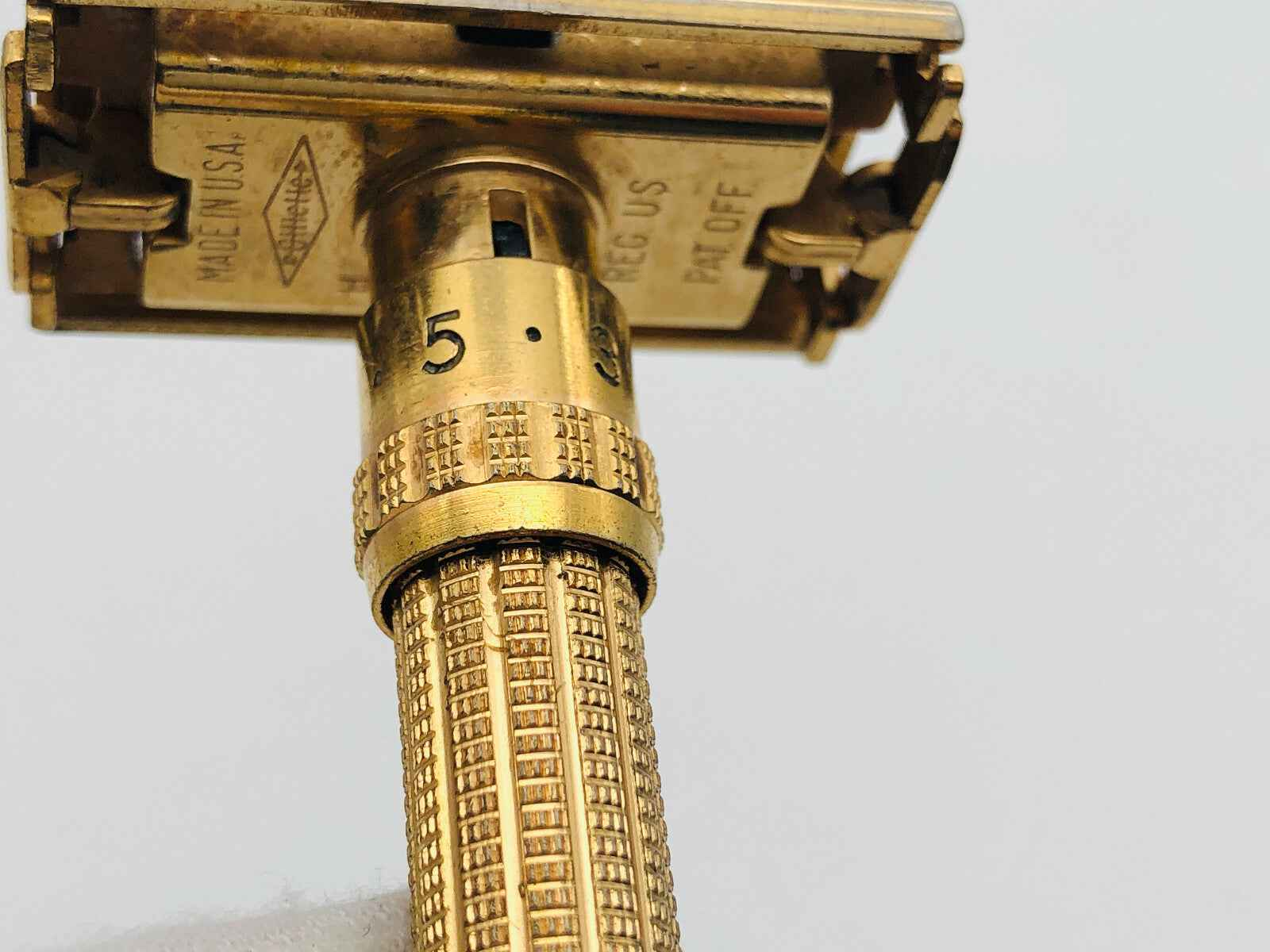 Rasoio Gillette Aristocrat in ottone con impugnatura testurizzata e regolatore di profondità