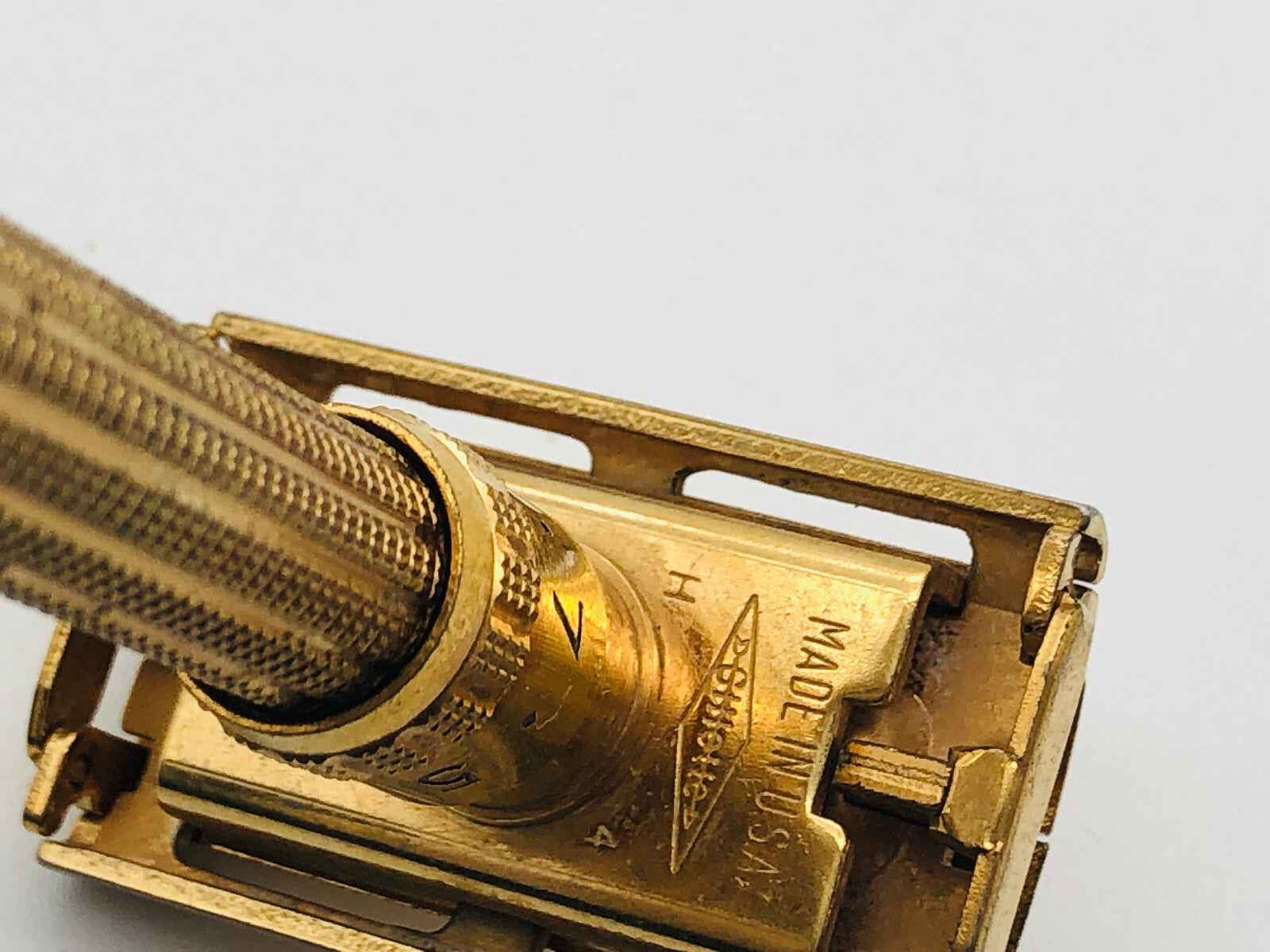 Dettaglio del rasoio Gillette Aristocrat in oro con manico testurizzato per una rasatura precisa