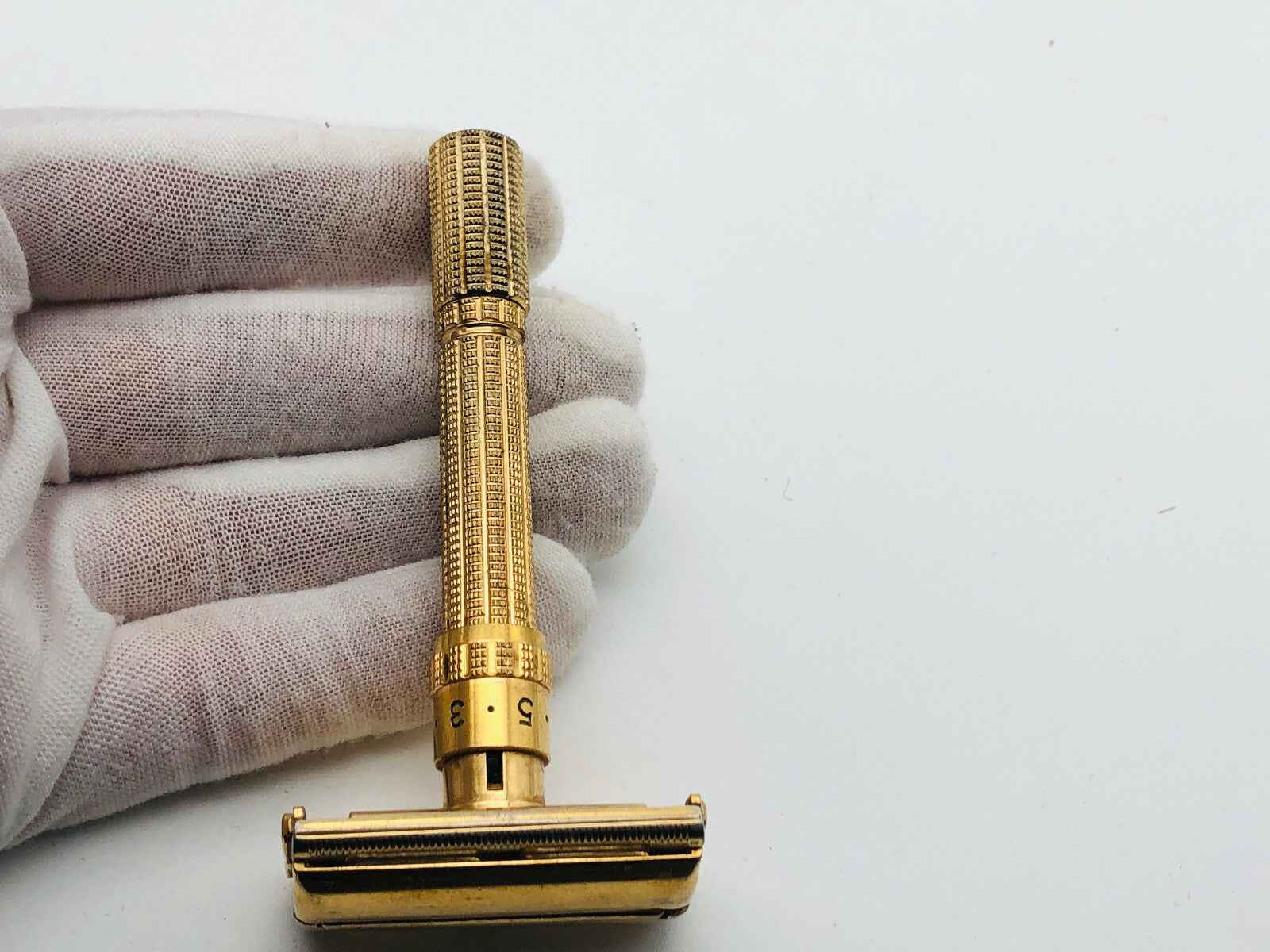 Rasoio Gillette Aristocrat in oro con manico testurizzato per una rasatura precisa e comfortevole