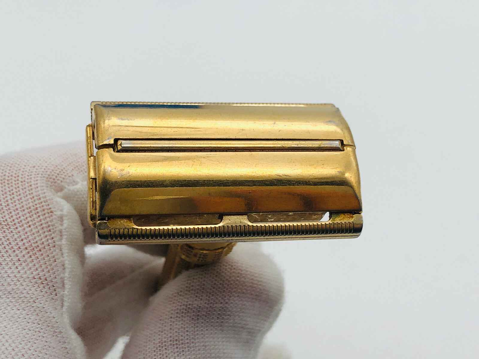 Rasoio Gillette Aristocrat in finitura dorata, ideale per una rasatura di precisione