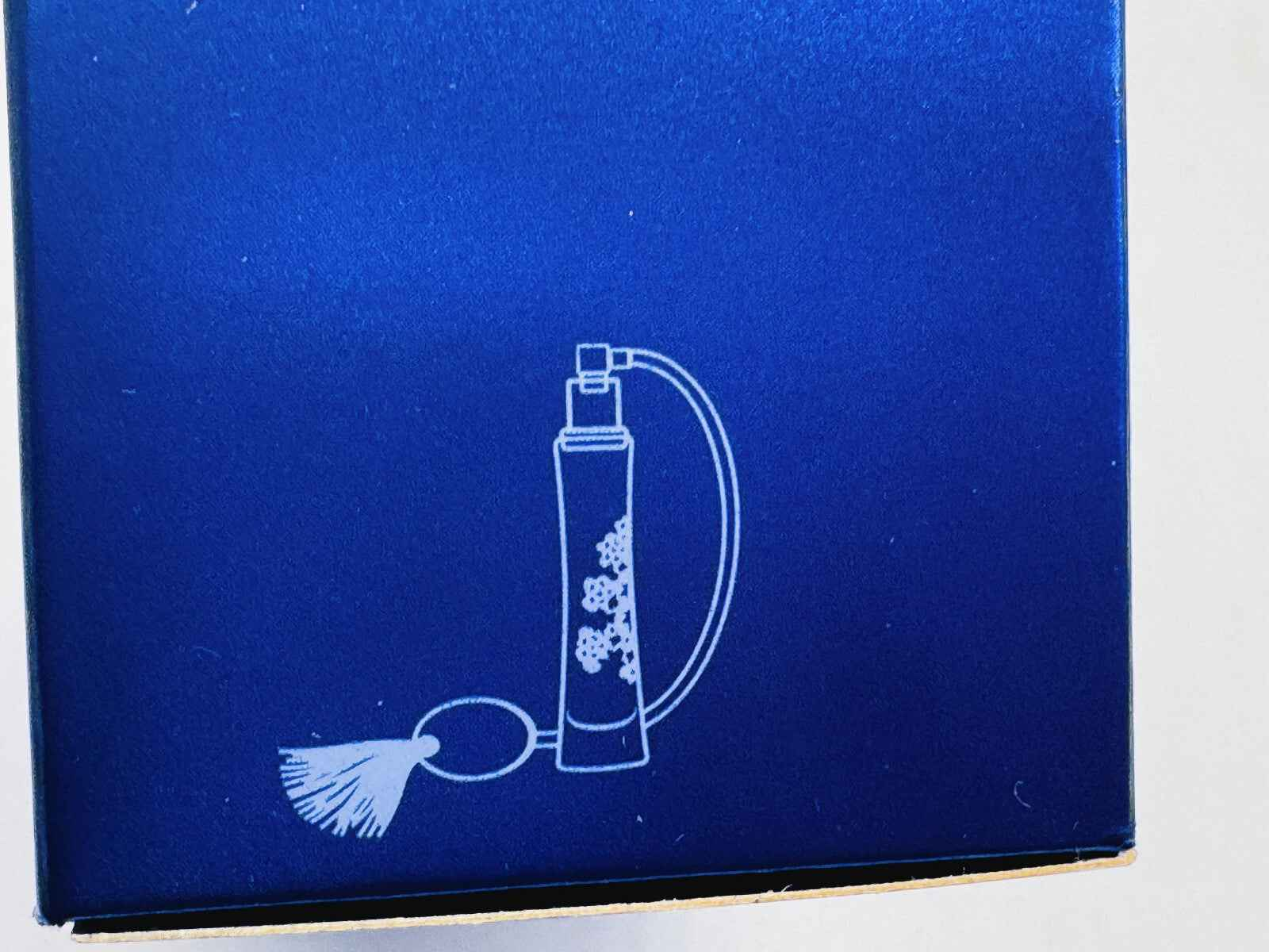 Scatola di Profumo Armani Code Elixir con design elegante e logo in rilievo blu