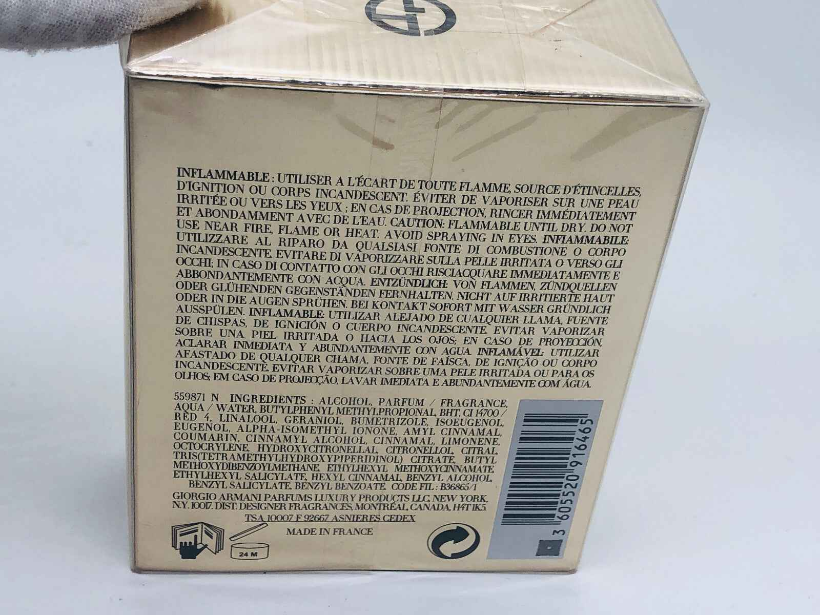 Confezione del profumo Idole Armani in oro con avvertenze di sicurezza sul retro