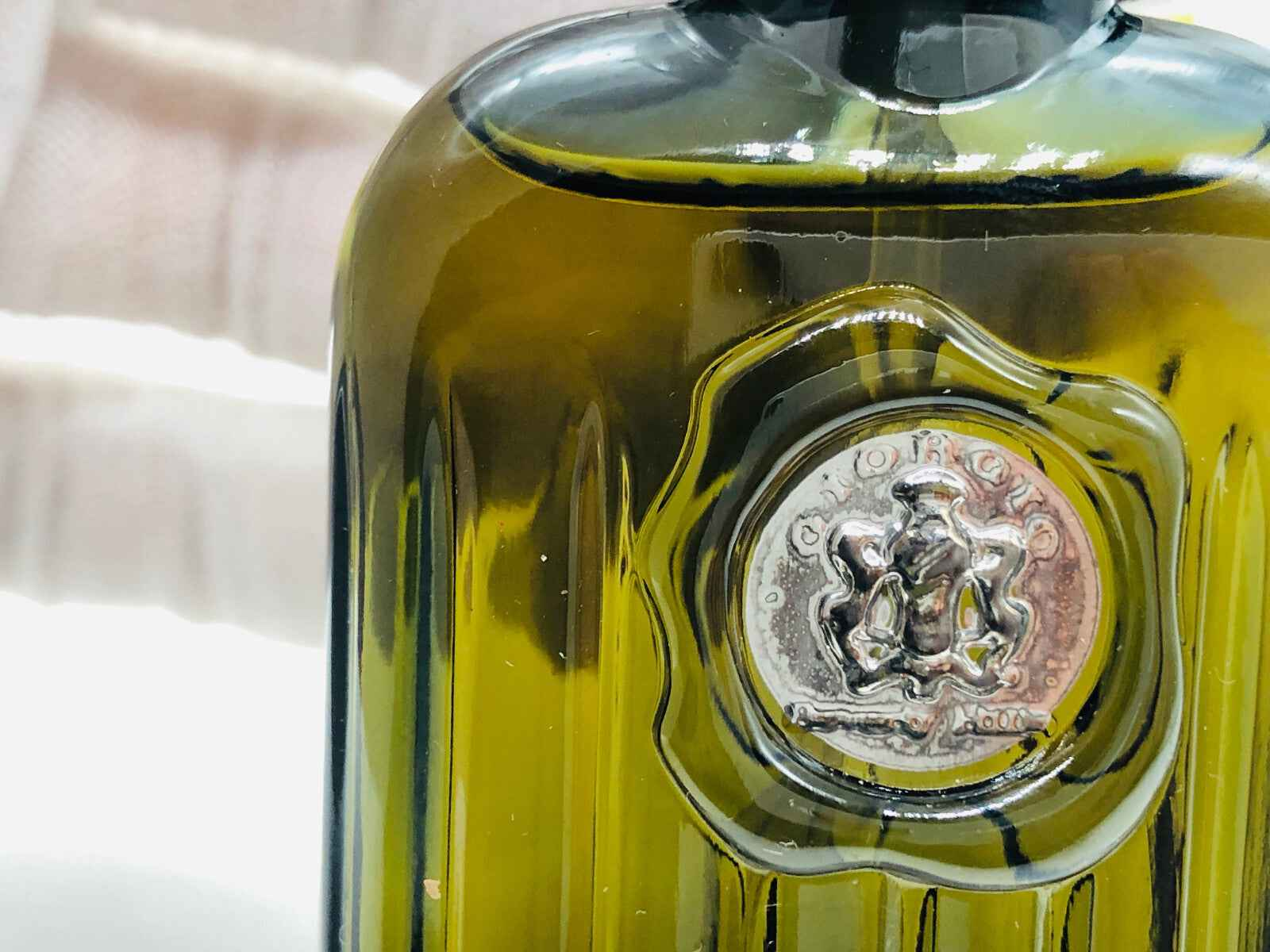 Bottiglia di profumo Giorgio Beverly Hills Homme con design elegante e sigillo distintivo